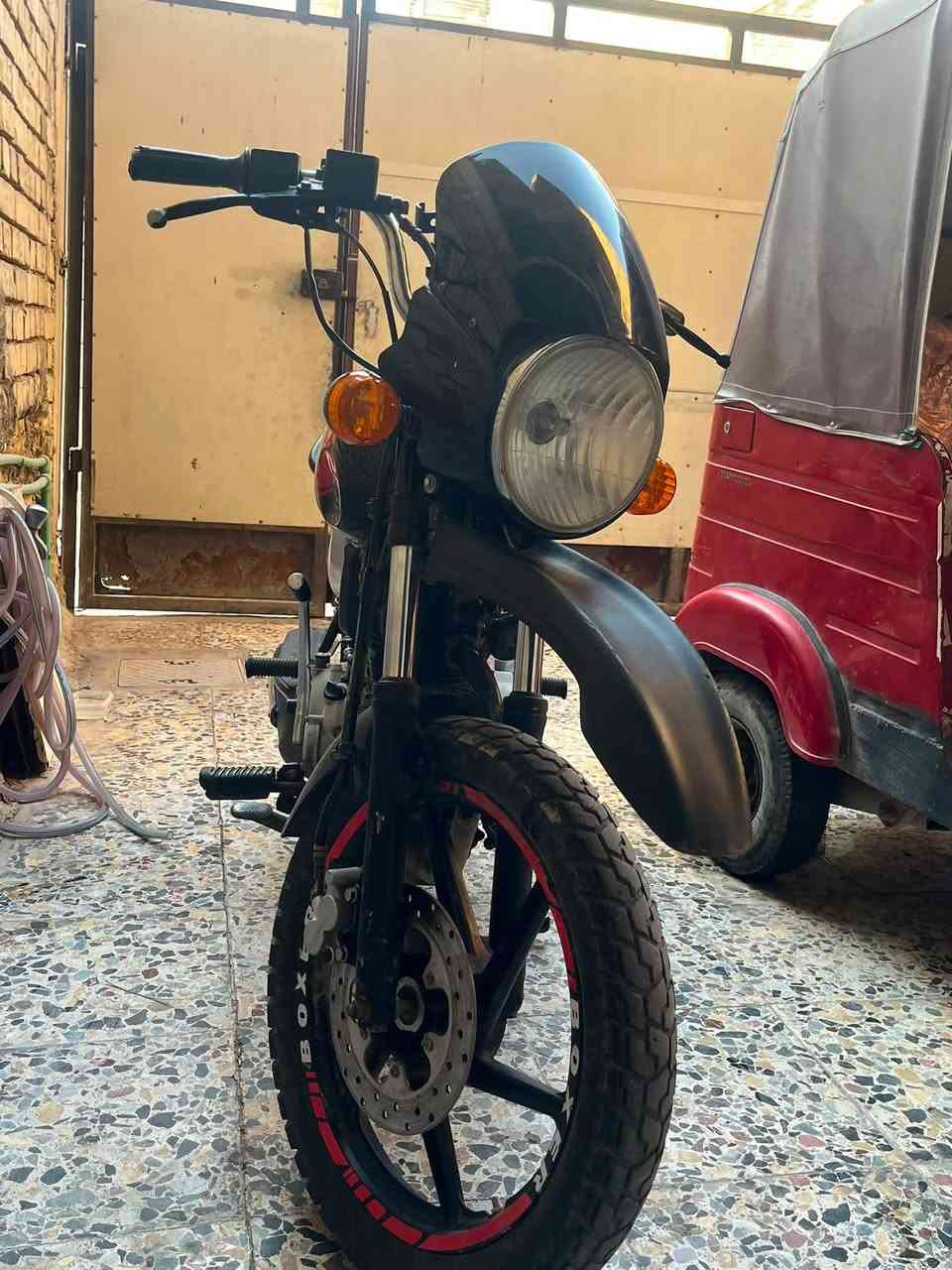 سلام عليكم دراجه بوكسر ما ناقصها شي بس الماشه بيها عواج فقط سعرها 950 سعر ايرانيه مكاني بغداد بلديات *********** واتساب 
*********** اتصال
