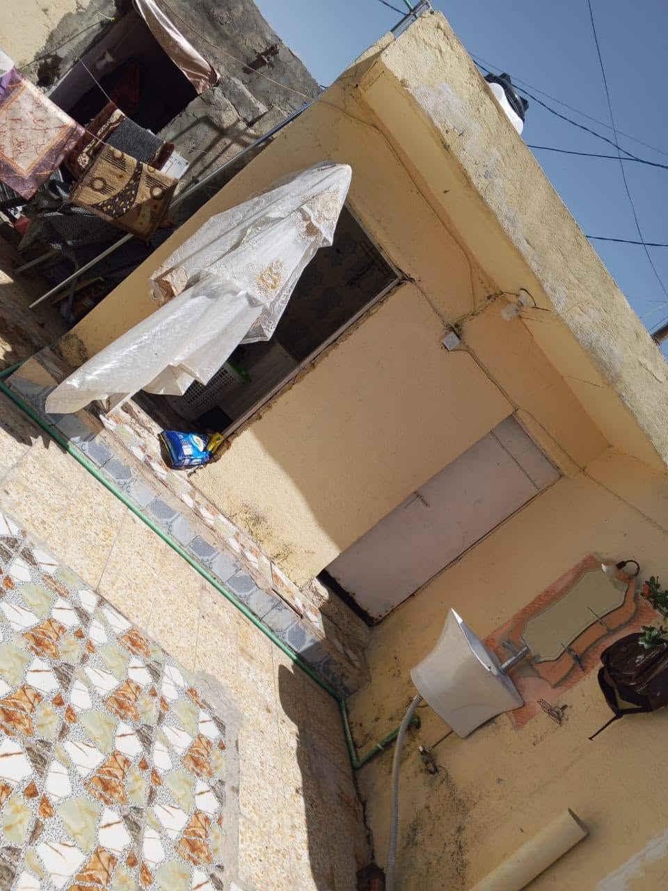بيت للبيع مساحه230م طابقين طابو صرف سيد جبار طابق الاول غرفتين وصاله ومطبغ صحيات براني طابق الثاني غرفتين السعر 50حاظر و50للمصرف الاستفسار ***********مكتب عقارات الصالح الجربوعيه الأولى قرب مدرسه القحطانيه السايدين
