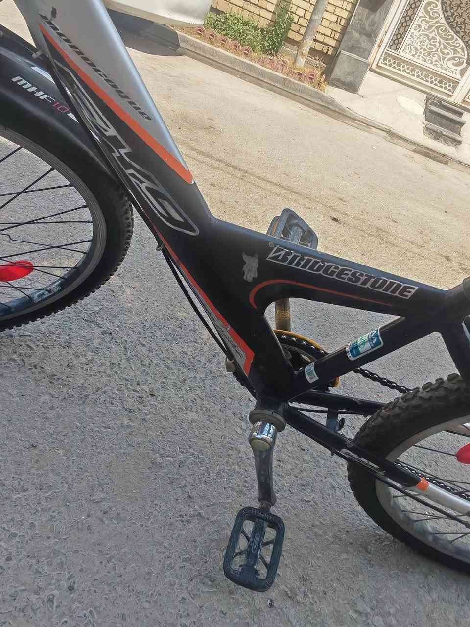 سلام عليكم
دراجة هوائية ماركة برجستون Bridgestone ياباني بأمتياز درجة أولى مال بالة 🇯🇵

حجم الإطار 24.
عدد التروس 1/6 من شركة شيمانو Shimano. 
البريك الامامي شغال، البريك الخلفي عاطل. 
الفريم حديد. 
جاملغات أمامي و خلفي ضد الشوارع المبللة و السيان.
الويالة نظام سيامة أكثر اعتمادية.
فيه مكان لتركيب سلة و قاعدة اصلية من شركة برجستون لتركيب مصباح داينمو. 
السعر 70 ألف و بيه مجال للطيبين
المكان : بغداد، رصافة، منطقة البلديات
رقم : *********** اتصل رصيد أو واتساب.
