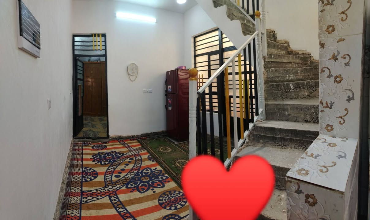 ---
*🏠 للبيع دار سكني -*

*الموقع:* بغداد - منطقة الحميدية، شارع ابو زمن  
*المساحة:* 108 متر  
*الواجهة:* 6 متر  
*النزال:* 18 متر  

*تفاصيل الدار:*
- غرفة كبيرة + منور
- صالة واسعة
- مطبخ سراميك 
- استقبال
- صحيات سراميك
- الدار يحتاج فقط ارضية كاشي

*الخدمات:* 
ماء + كهرباء + تبليط - كله موجود

*السعر:* 43 مليون دينار  
*قابل للتفاوض وبـه مجال للشراي*

*للاستفسار والاتصال:* ***********

"
