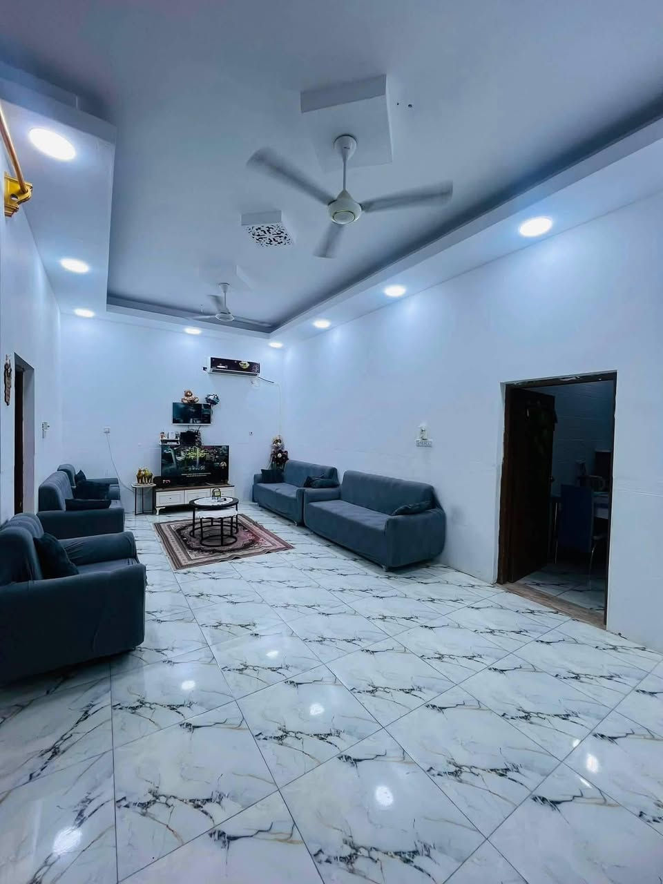 بسم الله الرحمن الرحيم
دار سكن للبيع للبيع في السماوه ٣٦
المساحه /٣٠٠ متر طابق واحد مسلح 
قريب على المرور من جهة الحكم يتكون من 
غرفتين واستقبال ومطبخ وصالة وصحيات داخلية وخارجية مع تهويه داير ماداير الدار
وباقي التفاصيل مراجعة مكتب الأصالة للعقارات ***********
