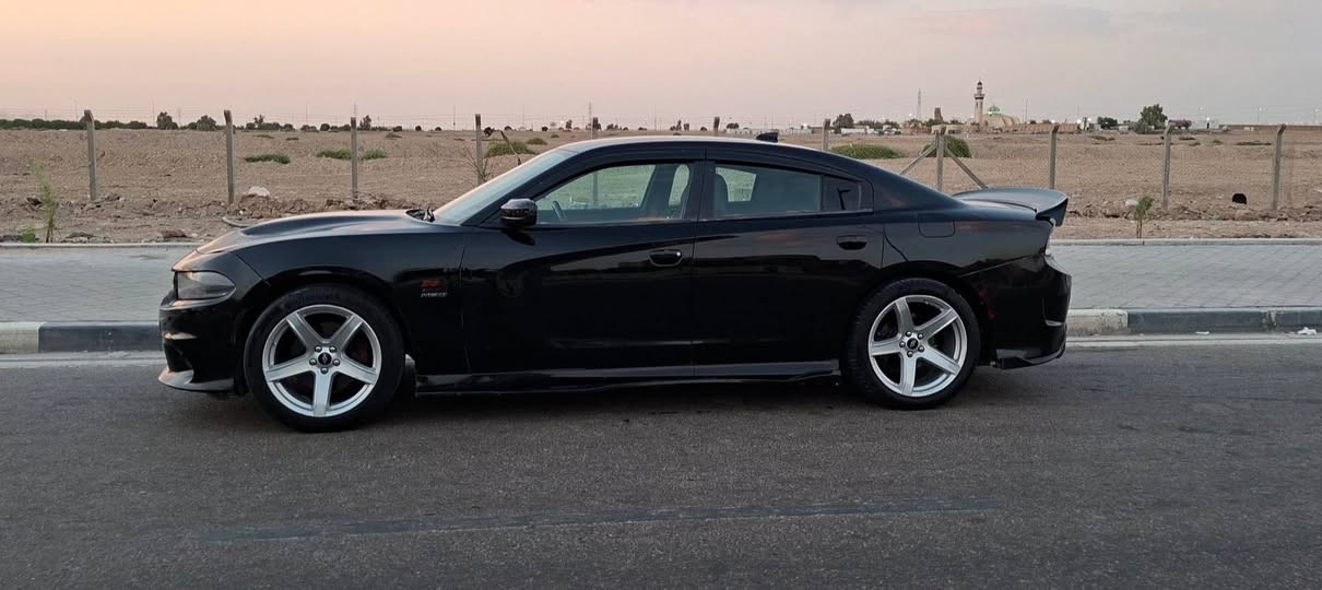 ---
*للبيع دوج جارجر RT 2016 اسود ملكي* 👑

*المواصفات:*
- *الوارد:* امريكي 
- *المحرك:* 5.7 HEMI 8 سلندر - 
- *الجير:* 8 نمر اوتوماتيك + شفتات بالستيرن
- *رقم:* بغداد بأسمي تحويل مباشر
- *المكان:* البصرة

*مواصفات الفل:*
- شاشة كبيرة Uconnect لمس
- شاشة تحكم + نظام تشغيل عن بعد
- داخل كنتاره + تحكم كهربائي
- تبريد وتدفئة كشنات
- كشتات امامي وخلفي
- بصمة تشغيل + بصمة ابواب
- حساسات + كاميرا رجوع
- رادار + مانع انزلاق + 8 ايرباك
- ويل 20 اصلي RT
- كزوز سبورت +عادي 

*الضرر:*
جاملغ وبنيد فقط

*السعر المطلوب: 167 ورقة* وبيها مجال للشراي 
*للاستفسار: ***********///***********

البيع شرط التحويل.. والاتصال
