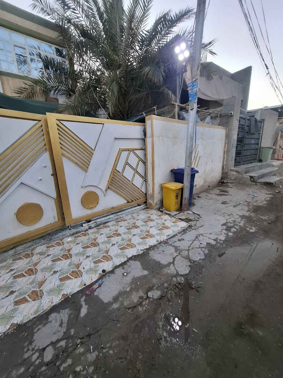 السلام عليكم بيت للبيع كاطونةالرحمة طابو سند ٢٥ المساحة ٢٩٠ م طابقين ٤ غرف نوم مطبخ استقبال هول صحيات داخلي وخارجي حديقة داخلية وخارجية وكراج سيارة الموقع مدخل الرحمة الرئيسي الفرع الثاني من الشارع العام عاليسار فرع ابو محمود القصاب ٥ بيت عاليسار السعر ١٥٠ المقدمة ٧٥ والباقي يكون بالاتفاق الاتصال واتساب فقط  صاحب المنزل ابو امير 
***********
