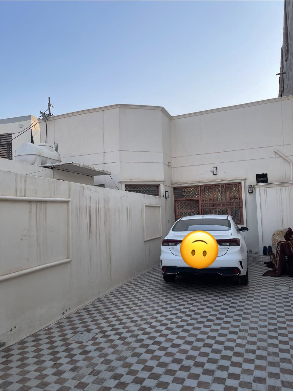 بيت للبيع  300متر  قريب على الشارع العام 50متر
عباره عن مشتملين ويصلح بيت واحد 
كراج كبير 
كل مشتمل يحتوي على غرفه نوم وصاله واستقبال ومطبخ 
ومجاميع صحيه  البيت عكاده بناء طابوك 
العنوان التقيه الثالثه قرب مازن البنجرجي 
السعر 120مع المجال 
للاستفسار اكثر الاتصال على الرقم التالي ***********
