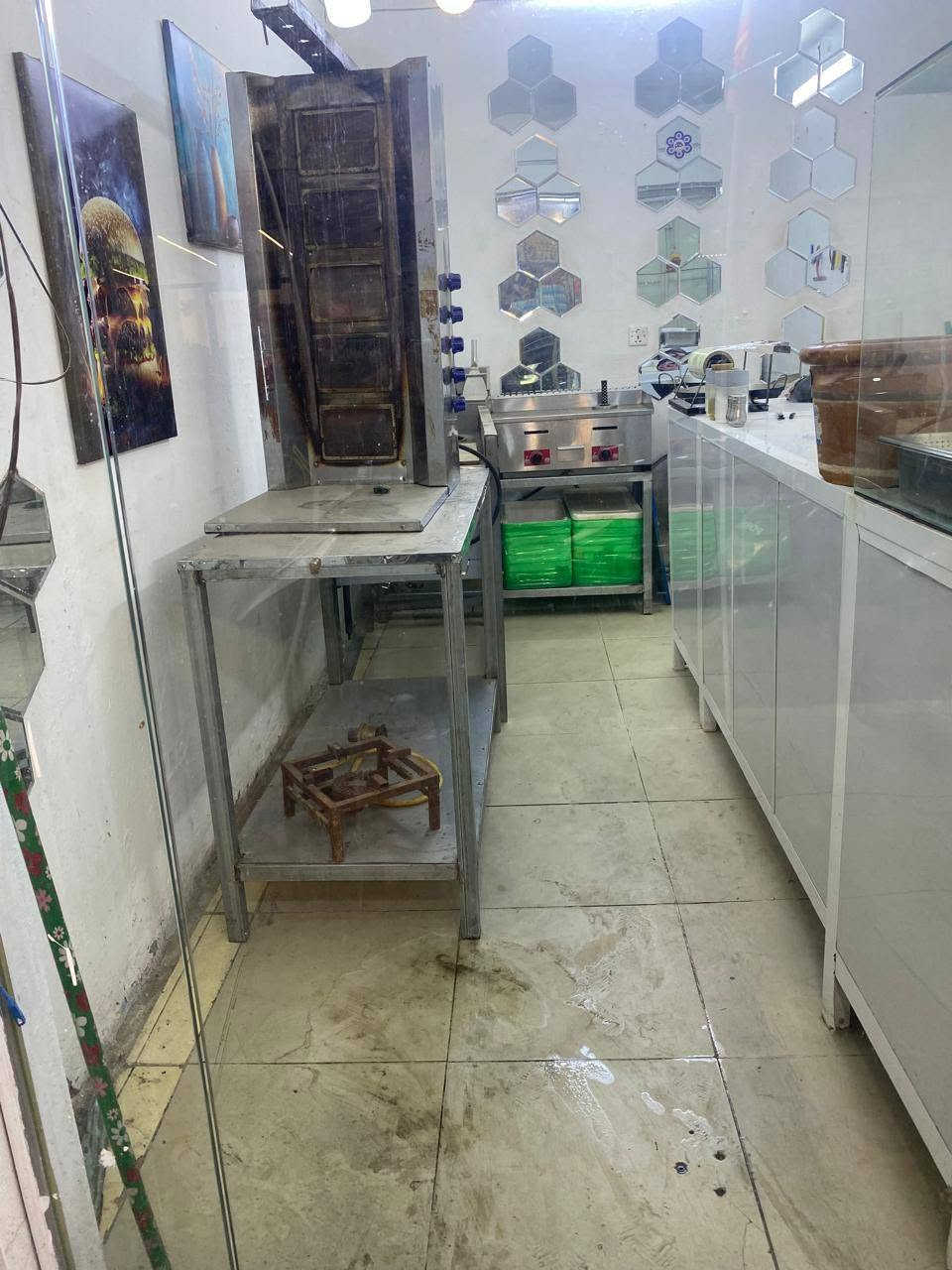 مطعم للبيع ...
في منطقه الكويتي مقابيل ماركت الوارث 
يحتوي على 
شوايه دجاج 
شوايه شاورما
كرل 
قلايه فنكر خانتين
قلايه فلافل خانتين
براد
وباقي الاشياء موضحه في الصوره 
للتواصل الاتصال على الرقم ***********
