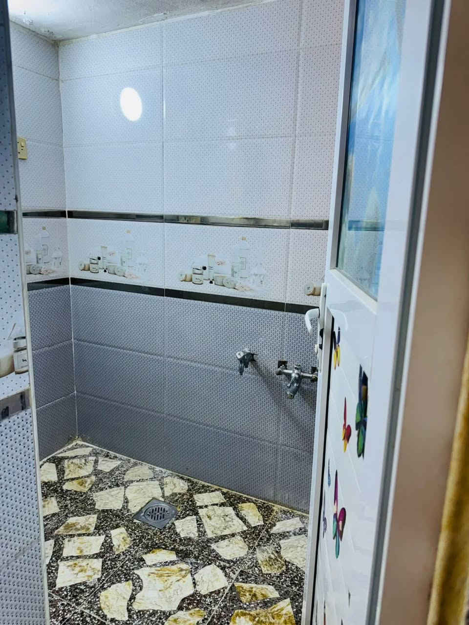 السلام عليكم بيت في حي النداء قرب شارع 60 العرضي بيت 100 متر درجة أولى حتة الواير المولدة ول قاطع جاهزات بيت مايحتاجلة شي سعر الاجار 225 لاتصال***********
