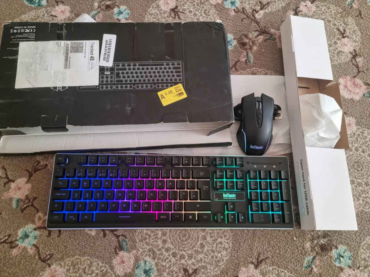 جدید شحن تایب سی لید RGB پتاریە کبیر ماوس کیورد

نص مكتوب في الصور:
- KIT SANS FIL RECHARGEABLE TROIS GROUPES D'EFFET DE LUMIÈRE ARC-EN-CIEL RAINBOW LED LIGHT USB CHARGING 2.4GHz WIRELESS CONNECT 19 KEYS NOT CONFLICT MECHANICAL FEELING
- SUPER DURÉE DE VIE DE LA BATTERIE SUITE DE JEU RECHARGEABLE 3000mA CLAVIER 800mA SOURIS
- 7° DESIGN ERGONOMIQUE SE CONSACRE À LA MEILLEURE EXPÉRIENCE RÉCEPTEUR USB