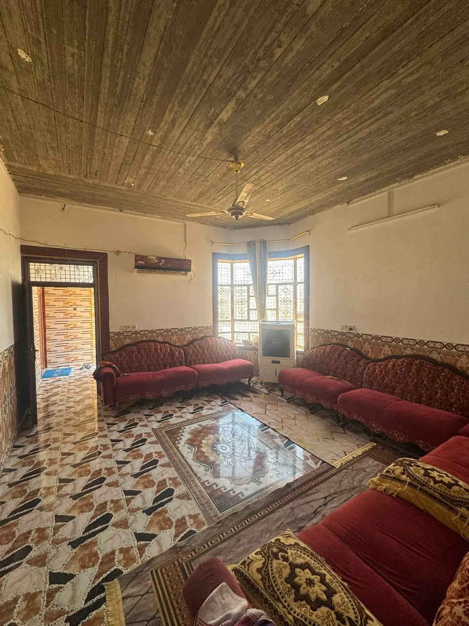 السلام عليكم من رخصت الادمن
بيت للبيع علا الحولي قرب شقق الارامل بسد بيت محمد رزج
البيت مساحته ٣٠٠ وراه كاع مساحته ٣٠٠ 
البيت مكون من غرف ثنين وصاله وصحيات ومطبخ وهول وديوان 
البيت كله سيراميك بس الدرج بعد مو كامل سيراميك 
السعر ٤٢ مليون وبي مجال يرهم مراوس علا بيت حسب الاتفاق الاستفسار اتصل ودلل ***********
