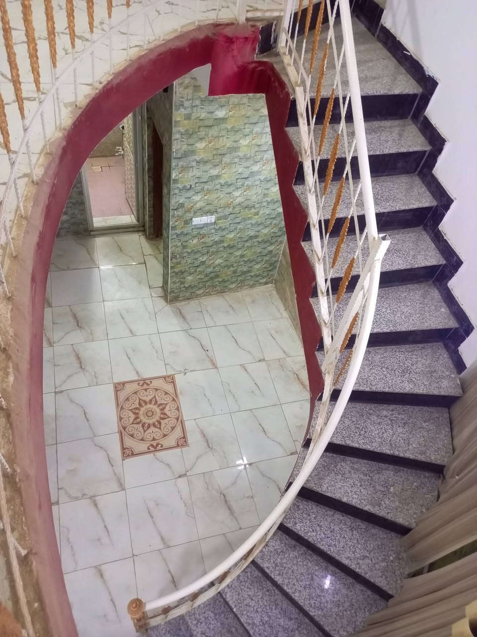 🏠✨ للإيجار – بيت 130متر ✨🏠 
الموقع /التقية الاولى 

📍 المواصفات:

🛋️ استقبال 
🏢 صالة 2
🛏️ غرف عدد 3
🚿 مجموعة صحيات متكاملة
🍽️ مطبخ 
🌤️ ارضية بورسلين 
💼 كراج 

📞 للاستفسار: ***********
