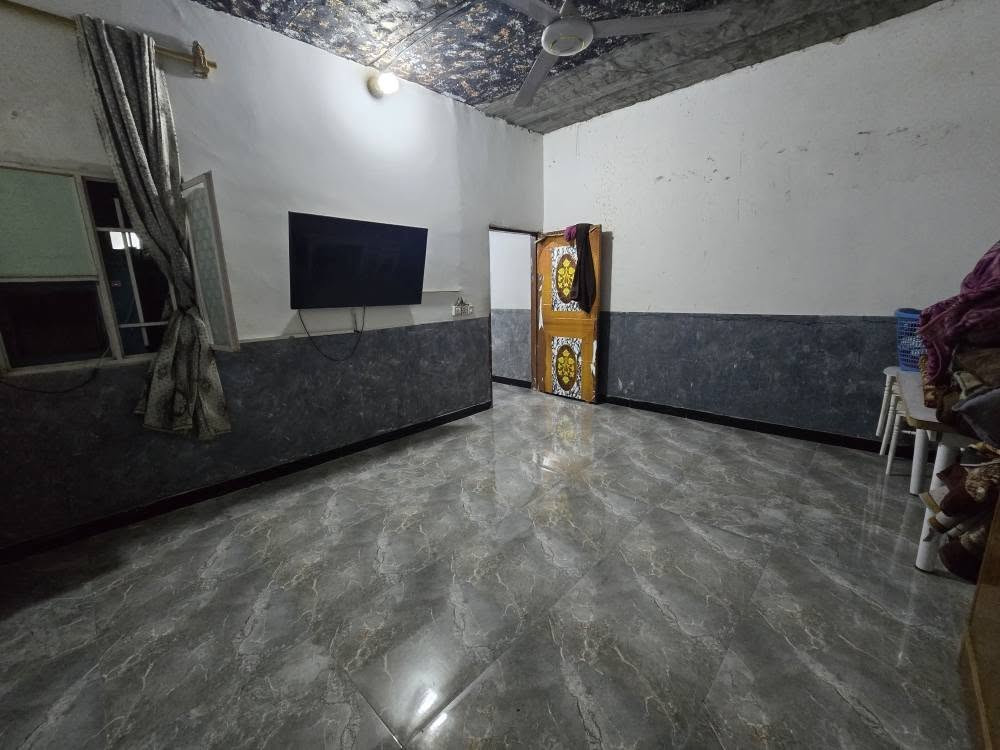 بيت للبيع مساحته ١٠٠ متر عنوانة نجف شارع كربلاء عامود ١٢٣ طريق ياعلي منطقة الهرموش يبعد  عن الشارع ٥٠٠ متر  قبل فترة طالع منه البنه البيت مشمول بلتطويب ومرقم ومرفوعه اله معاملة خدمات متوفرة مدارس قريبة يحتوي على  
غرفة ٤/٥
صالة ٥/٣ونص
مطبخ ٤/١.٨٠
استقبال ٤/٣.٢٠
طارمة ٣/٤
للبيع سعرة ١٦ وبي مجال بسيط هذا رقمي 
*********** النجف, العراق
