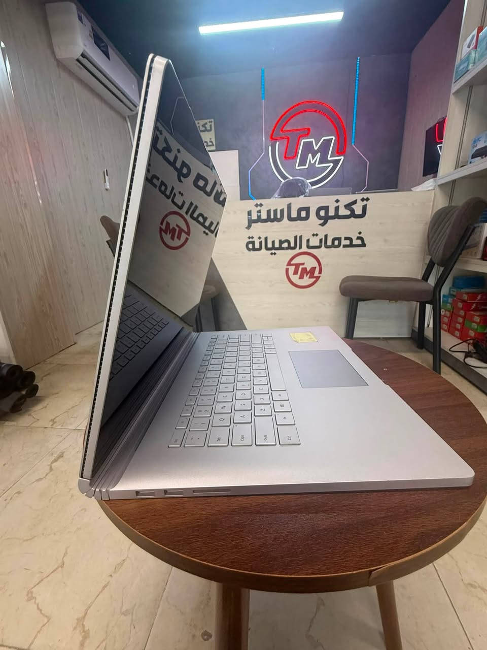 لابتوب ١٥ انج للالعاب وتقدر تفصله  🤔
من شركة  مايكروسوفت وهو جهاز المايكروسوفت سيرفس بوك ٢   مشحون فقط 87 مرة🔥

👨‍💻معالج كور اي سفن جيل سابع   i7-8650U

👨‍💻 رام (16 )كيكا بايت من نوع DDR3 بتردد 1866  MHz

👨‍💻 هارد ( 1TB) تيرا بايت من نوع

SSD M.2 Nvme Samsung من اغلى انواع الهاردات

👨‍💻 شاشة حجم (15) انج بدقة (3200x2100) (3.2k)

 👨‍💻 كرت شاشة خارجي GTX Nividia 1660 6 GB كيكا 

👨‍💻 كرت شاشة داخلي انتل 8 كيكا 

Intel UHD Graphics 620

🔋 مشحونة 87 مرة فقط  بنظافة عالية

⌨️ ياتي ببطارية بلكيبورد والتابلت يعني تونس دبل بطارية يمشيك لحد ال ٦ ساعات 

👨‍💻 كيبورد منفصل وضوئي مع امكانية اللمس بعشر اصابع والقلم ايضا 

👨‍💻 ياتي مع شاحنة102 واط والكيبورد وصندوق عادي لنقله بامان.

⭐️ مكتب تكنو ماستر يعني الثقة

📲 للتواصل ومعرفة الاسعار الاتصال على الارقام 

📞***********

📞 ***********

او التواصل على الماسنجر او الواتساب بلارقام اعلاه
