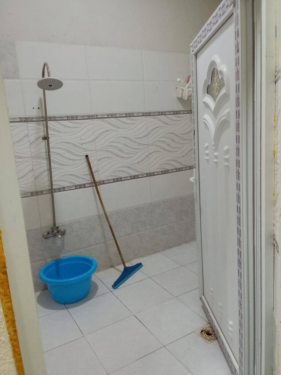 للايجار بيت منطقه الحزيره باب الهوه الرابعه
غرف منام عدد2
استقبال 
صاله 
مطبخ 
حمامات
سعر الاجار 300
***********
مكتب عقارات المهيمن
