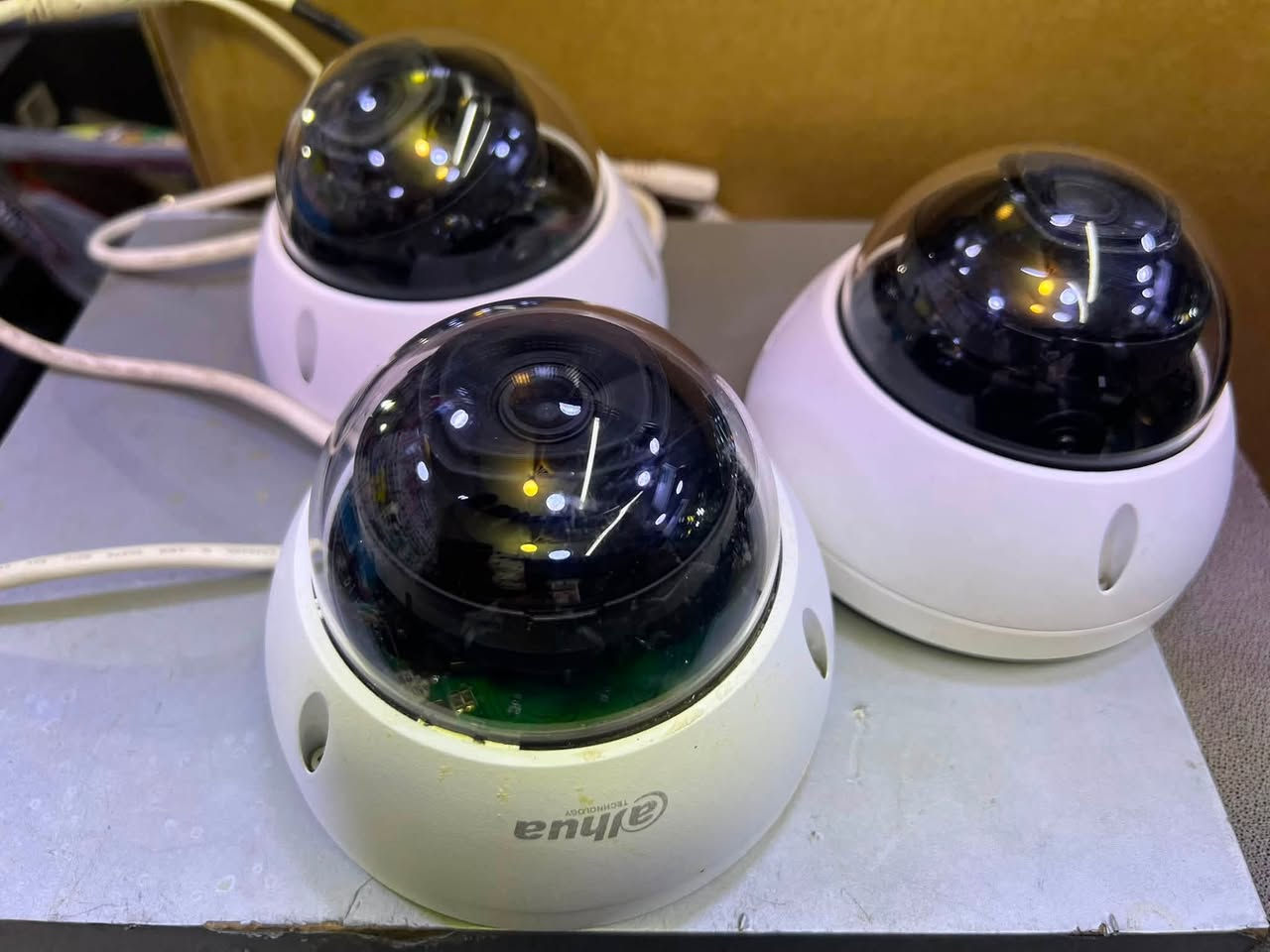وينهم الي يدورن كاميرات ip مستخدم نظيف شرط الفحص نوع هيك فيجن و داهوا  واسوار  العدد 35 قطعه كاميرا خارجيات وداخليات  واجهزه NVR  داهوا وهيك فيجن و UNV  تريد شلع ابيعلك كلهن تريد مفرد ابيعلك تعال واتساب وتدلل توصيل موجود لباب البيت تفحص وتاكد بيدك *********** هب سويج مستخدم متوفر
