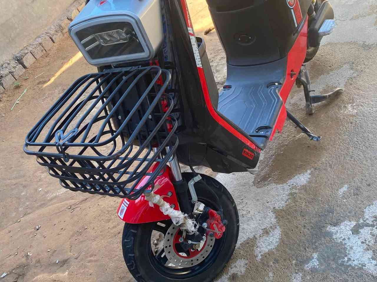 350قفل R7
بلاديه مابيها اي نقص 
فقط بطاريات شويه بيها صرف 
مكان بيجي 
***********
