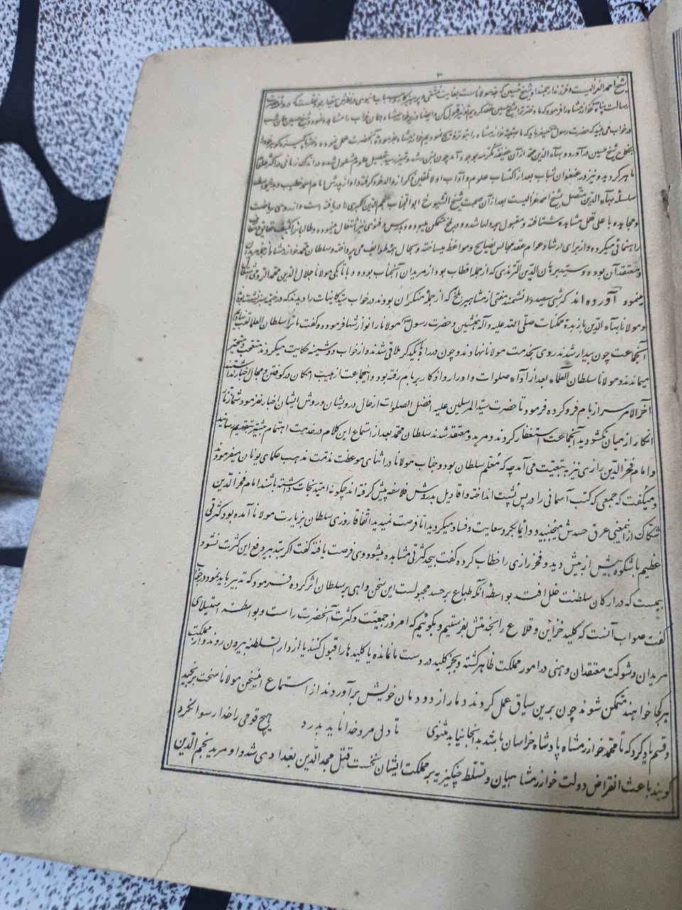 ✤ ⚜️✤ المثنوي المعنوي باللغة الفارسية ✤ ⚜️ ✤ نادر. 
«بشنو از نی چون حکایت می‌کند وزن جدایی‌ها شکایت می‌کند»
استمع إلى الناي كيف يحكي، ومن الفراق يشكي.
🖋️ المؤلف: مولانا جلال الدين محمد البلخي (الرومي)
🏠 دار النشر: مطبعة حيدري - بومبي الهند 
📅 سنة الطباعة: حوالي 1890م. 
📖 عدد الصفحات: 631 صفحة من القطع الأطلسي .
✨ الحالة الفنية: نسخة أصلية، طباعة حجرية بالخط النستعليق الفارسي الأصيل نظافة تامة للكتاب.
​💰 السعر:  125 ألف دينار عراقي.
✨ النسخة المتوفرة واحدة فقط.
🚫: أولوية الحجز يكون للتعليق على صفحتي الشخصية في فيس بوك.
━━━━━━━━━━━━━
« عن الكتاب ومميزاته »
يُعد «المثنوي المعنوي» لجلال الدين الرومي أعظم وأشمل أثر صوفي وشعري في التراث الفارسي والعالمي، إذ يضم دفاتر تحفل بالقصص التمثيلية والحِكم العميقة. يتميز هذا الإصدار الحجري القديم بطباعته في بومبي مع الهوامش والشروح التفصيلية على الحواشي. يجمع الكتاب بين بحور العرفان والتربية الروحية والتحليل الفلسفي للنفس البشرية بأسلوب سردي بليغ فريد.
━━━━━━━━━━━━━━
💬. للحجز والاستفسار:ضمن التعليقات فقط ثم التثبيت يكون على الخاص أو رقم المكتبة ***********
🚚 يتوفر شحن لجميع المناطق العراقية والشحن أسبوعياً كل يوم سبت.
⟦ الحجز لمدة أسبوعين فقط، وبعد ذلك تنشر الكتب من جديد ⟧.
النشر أولا يكون على صفحة الانستغرام ثم على صفحتي الشخصية في فيس بوك وفي مجموعة ضفاف دجلة .
https://www.instagram.com/aboalmajed83?igsh=Zm56d3R2dWVrN2Iy
✦ ملاحظة ✦ عروض حصرية على قناتنا على الواتس لطفاً لا أمراً الاشتراك بها
https://whatsapp.com/channel/0029VbCEML00gcfSLPuxT92u
#مكتبة_الراشد #الراشد_للكتب
#المثنوي_المعنوي #مولانا_الرومي #التصوف_الإسلامي
