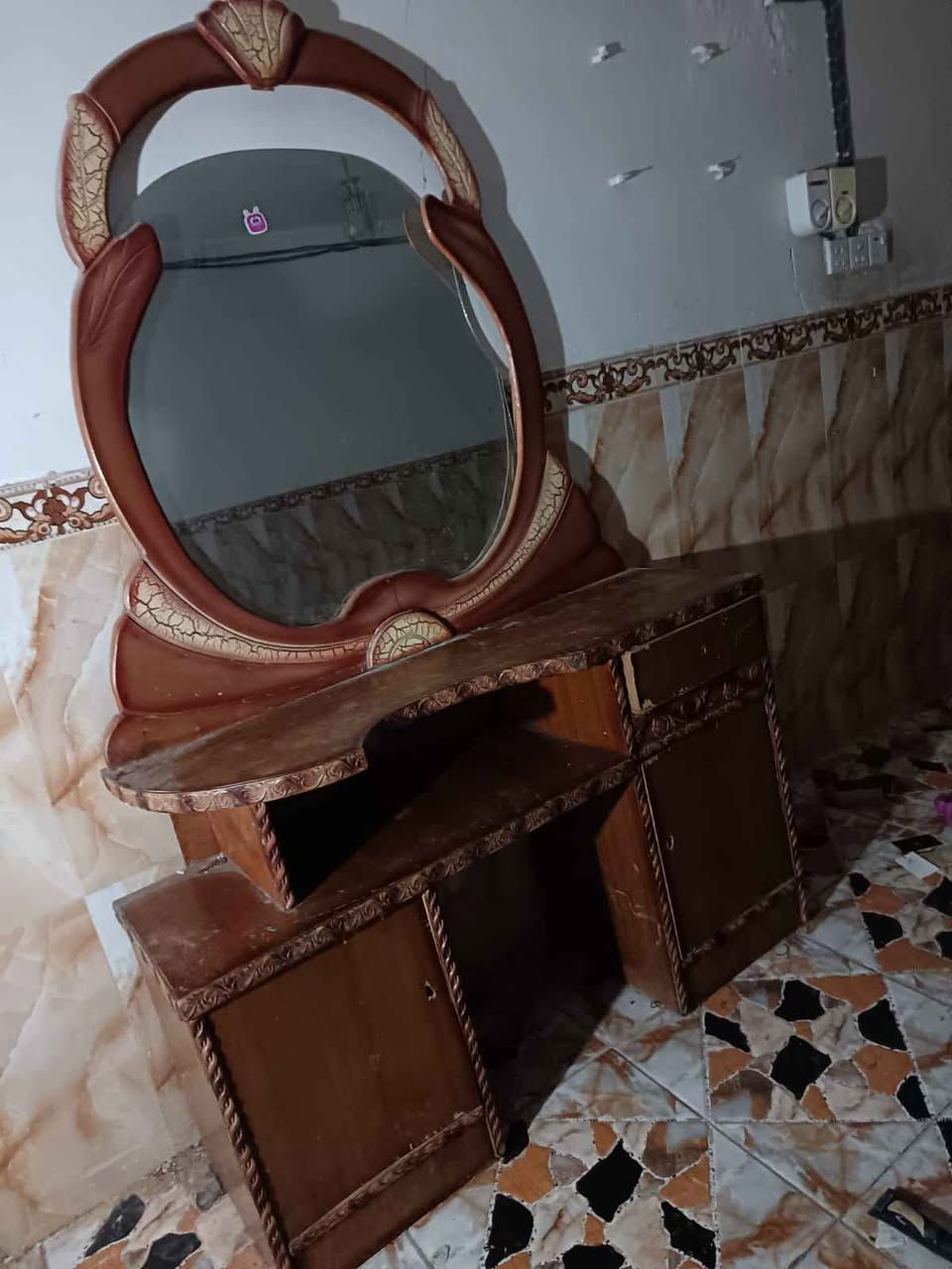 كنتور + ميز مرايا مستعمل جديد كربلاء حي الحر نقل وفتح عليك قيم بما يرضي الله + مكلف بلنشر.
 ‏‪***********‬‏ كربلاء, العراق
