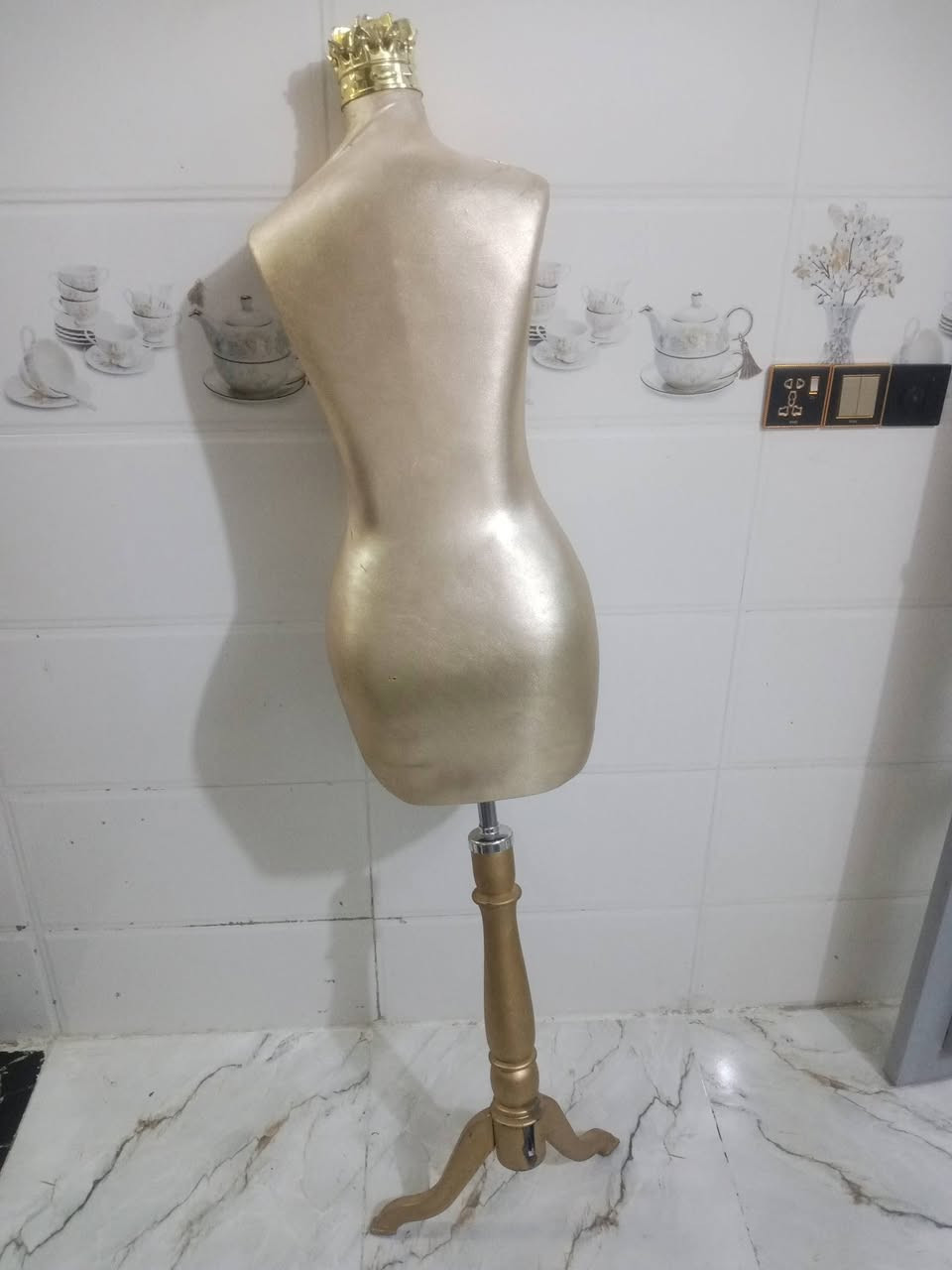 ملكانه جديده بس مشكله بيها رجل طكت بس تبقه واكفه ع حايط سعرها 20 عندي توصيل لليريد مكاني كربلاء
