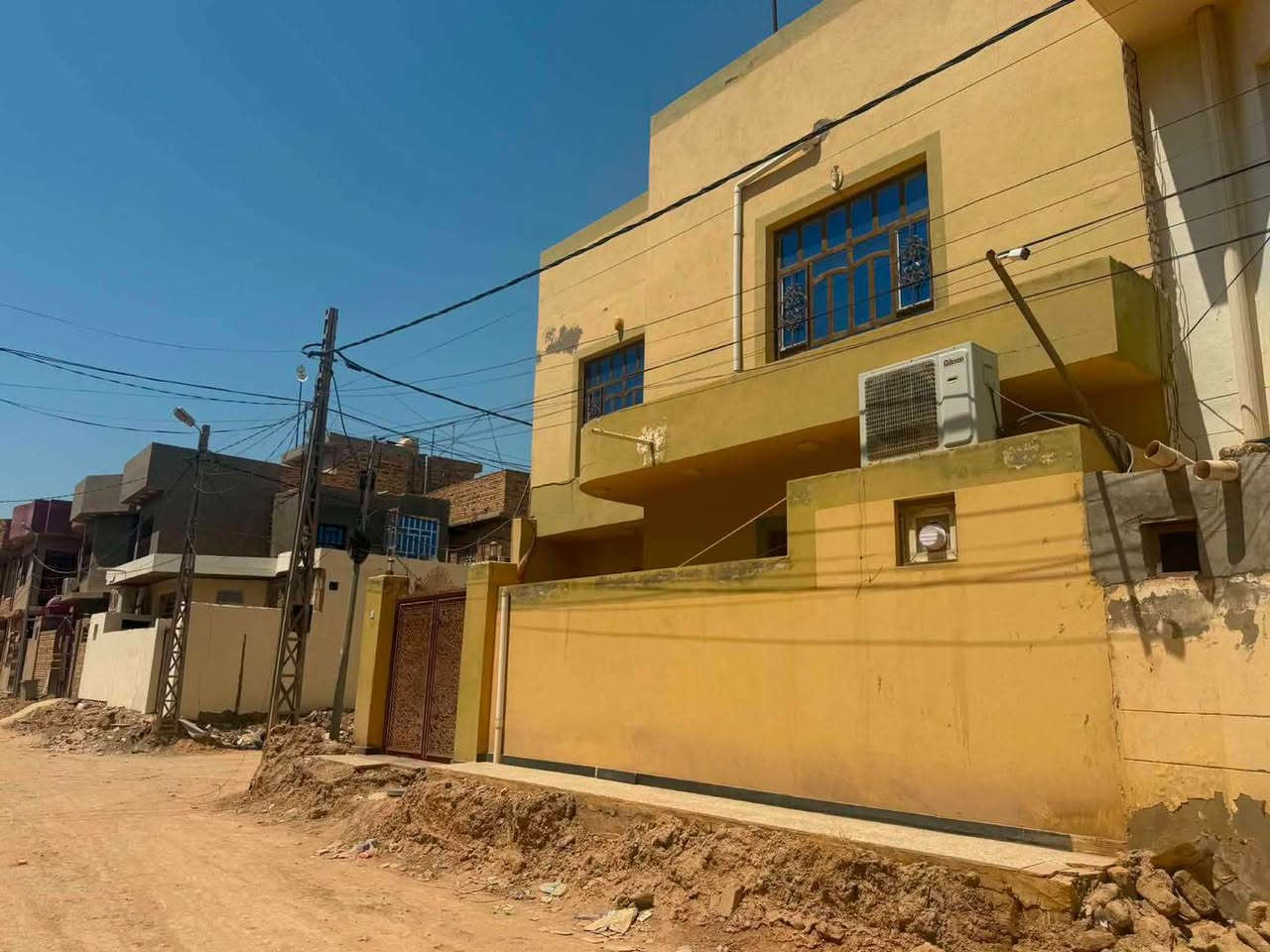 دار سكني للبيع  | ام الخيل الثالثة
_______________________________
 الموقع | مميز قرب مدرسة المتفوقات وشارع 20
_______________________________
 المساحة | 110 م2
الواجهة | 10 م
_______________________________

🔹 تفاصيل الدار بناء نظيف 
 :3غرف نوم + استقبال + صالة + مطبخ + صحيات متكاملة
__________________________________

للاستفسار اكثر زورونا في مكتبنا الكائن في :
ديوانية - الجزائر- مقابل برج الامراء 
مجاور مستشفى الحياة للعيون - د.حسنين
او الاتصـــال على الارقام
***********
***********
#عقارات_الديوانية_حبيبتي
#ريلز  #اخبار #الديوانية
