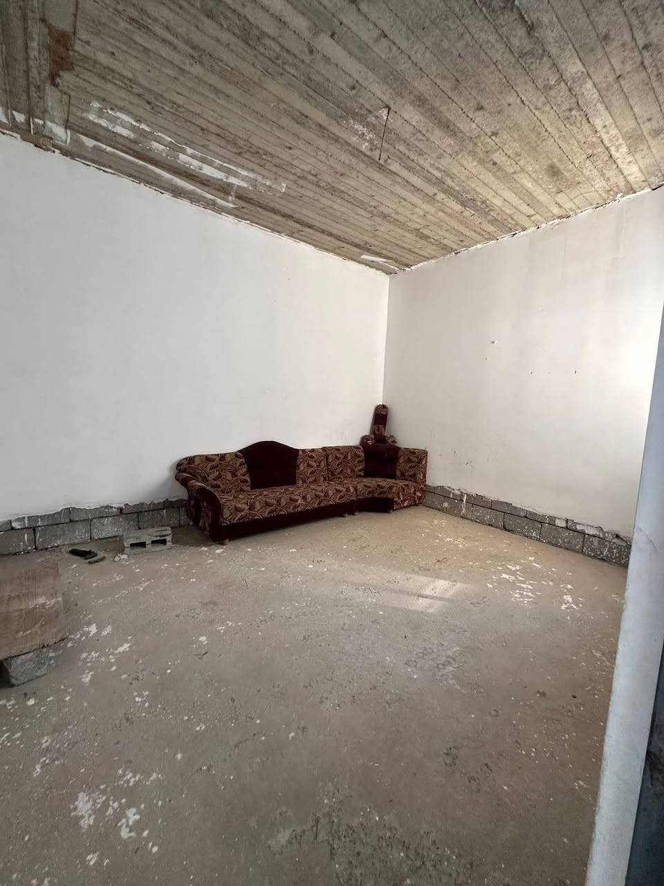 بيت للايجار في حي السماح الثانية غرف وهول ومطبخ وصحيات الطابق الأرضي والطابق الثاني غرفتين علماً الطابق الثاني غير مكتمل سعر للايجار 300 الف للاستفسار الاتصال على الارقام التالية ***********/  ***********
