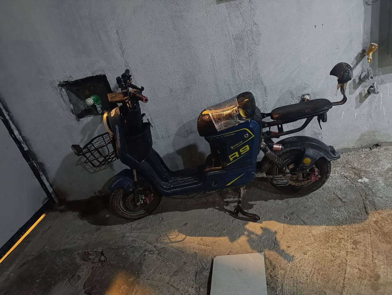 شباب دراجه شحن 
تايرات اصليات
ملف مكفول 
اضويه كلشي موجود 
ماشيه فقط 4كيلوات 
دراجه متروكه 
2سويج  وبصمه
بطاريات اصليه 
سعر ٣٢٠ بيهه مجال حك الجيه 
التواصل خاص او رقم *********** 
شباب لحكو عليهه دراجه حلوه
مكاني البصره التنومه الصالحيه
