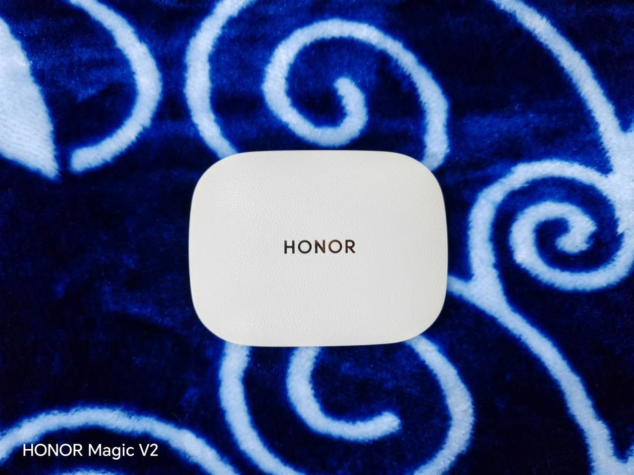 السلام عليكم... هونر اير بودز
كامل ملحقات
بعدها جديده
سعرها 75 الف

نص مكتوب في الصور:
- HONOR Magic V2