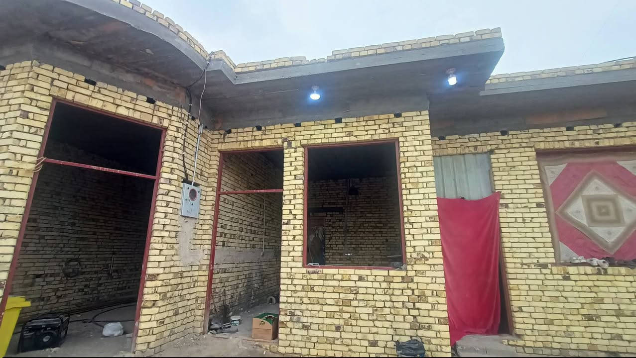 بيت للبيع الناصرية حي الجوادين النزلة الثالثة بيت قريب ع شارع العام مساحة 260 بيت جبير يحتوي ع 3 غرف نوم وصالتين ومطبخ حاره وبارد ودديوانية 8 ونص وحمامات خارجية وداخليه السعر 65وبيه مجال لشراي 
هذه رقمي وبية واتساب‏‪***********‬‏
