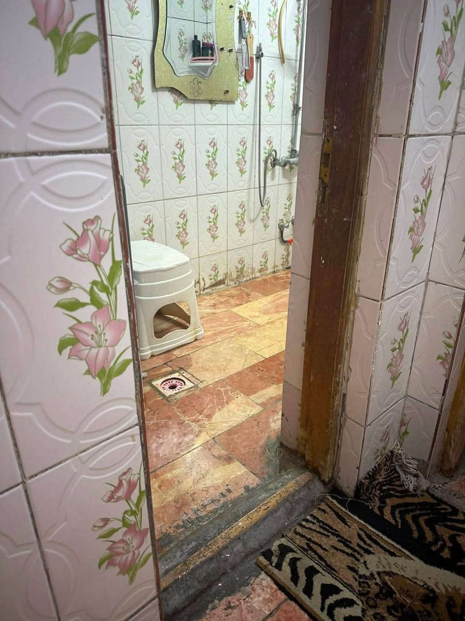 🏠 عمارة للبيع – كرادة داخل | من المالك مباشرة
📍 الموقع: كرادة داخل، شارع مغلق، مفتوح من جهة أبو نواس.

🏢 العمارة 3 طوابق، وكل طابق مستقل، ويحتوي على:
• 3 غرف
• هول استقبال
• مطبخ
• صحيات

📐 المساحة: 153 م²
📏 النزال: 16 م
📏 الواجهة: 9 م
🛣️ عرض الشارع: 6.5 م

💰 السعر: 650 مليون دينار عراقي قابل للتفاوض

📞 للتواصل والاستفسار:
واتساب أو اتصال: ***********

من المالك مباشرة – بدون وسيط.
