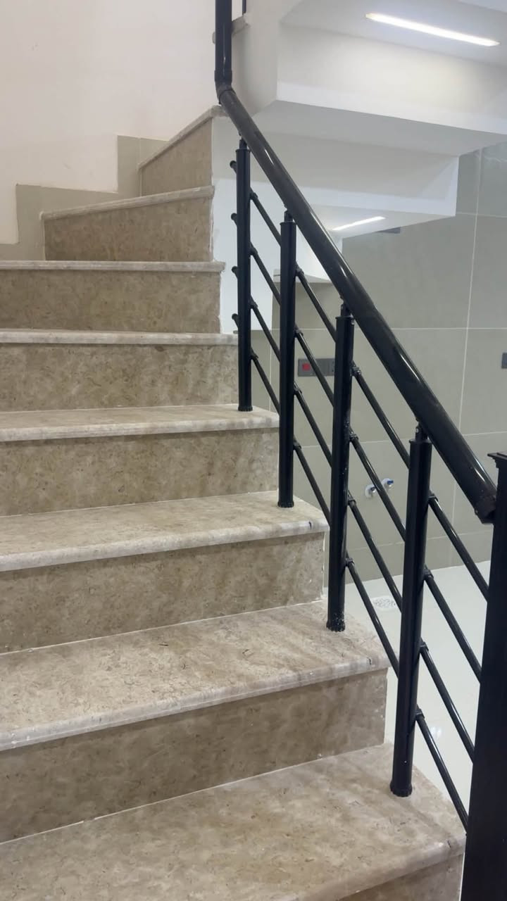 للبيع 👌👌👌👌
خمسينات عدد 4 🏫🏫🏫🏫🏫
المحتويات 3 نوم صحيات عدد 2
صاله ومطبخ كبير 💁💁💁💁💁
البناء فووول والموقع مميز جدا شارع عريض🔥🔥🔥
حي الجهاد الرفاق خلف مدينه الالعاب 
للاستفسار 👇🏼👇🏼👇🏼👇🏼
***********/***********
