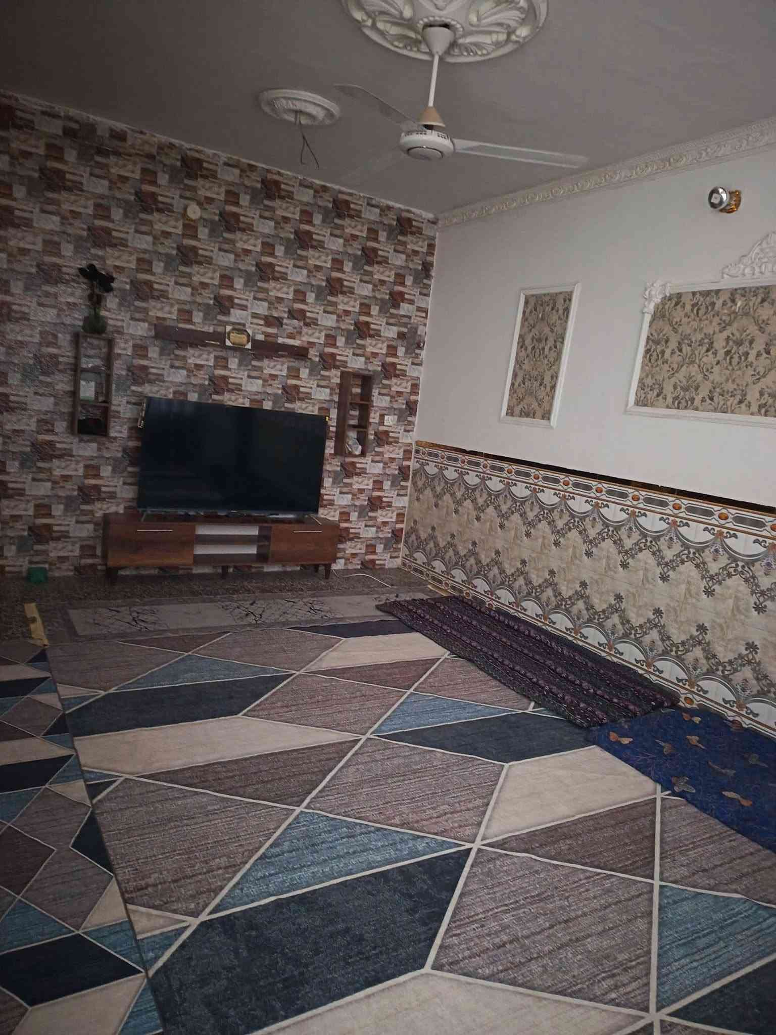 السلام عليكم  بيت للبيع بمجمع فدك المعسكر قرب المجلس البلدي مساحة 200 متر طابق ارضى يحتوي على مطبخ واستقبال ومساحة درج وثلاث غرف نوم  للتنويه البيت بنائة طابوك والسقف صب مسلح والسطح شتايكر للاستفسار ***********
