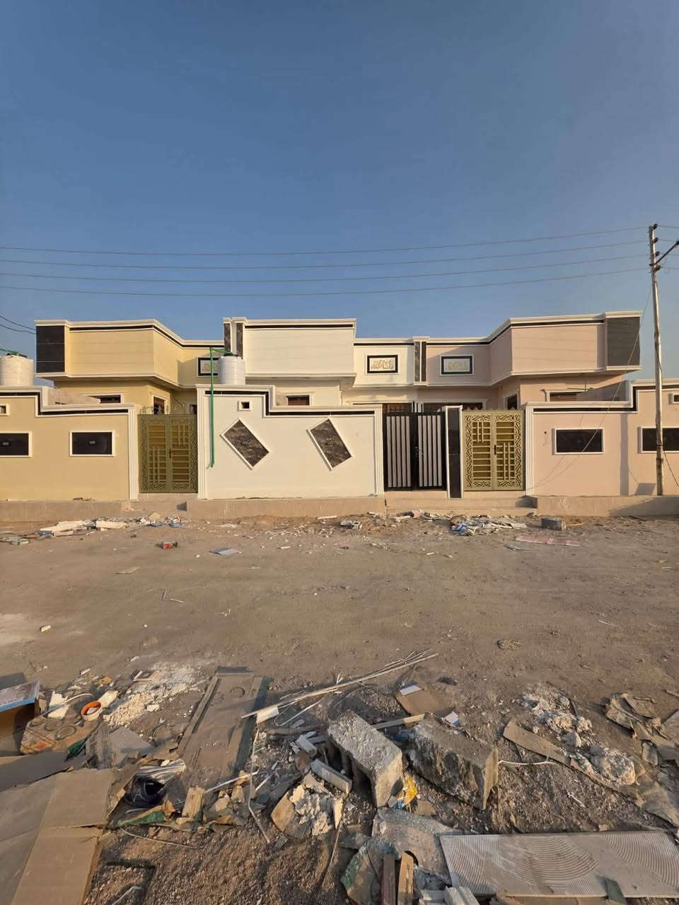 يتوفر لدينا 3 دور سكن للبيع 

مساحة كل دار 180 م 

العنوان البصرة أم النعاج 
مقابيل مجلس المحافظة 

جنس العقار طابو زراعي عراقي وكالة ونصخ من الطابو ومكاتبة من المالك مباشره 

يحتوي البيت على غرفتين٢ منام كبار 
وديوانية 
وصالة 
ومطبخ 
وصحيات داخلي وخارجي 
كراج سياره 

شارع 10 م 
شارع تبليط 
بناء بلوك 
منطقة هدوء وقريبة علة مركز المدينة 

جميع الخدمات متوفرة ماء كهرباء مدارس نت كلشي قريب على السعر((95مليون وبي مجال))
اللاستفسار الاتصال على الهاتف ☎️ 📞 
☎️((***********))☎️
