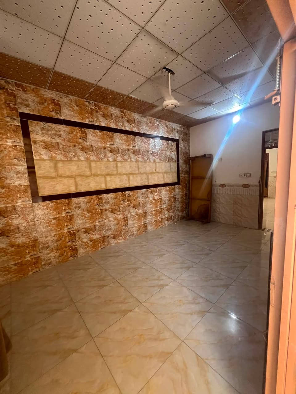 دار 100 متر للبيع وجه 6 متر نزال 18 متر
اساس صب سقف صب 
غرفه نوم وصاله واستقبال ومطبخ وصحيات 
البيت جداً نظيف والصور توضح نظافة الدار 
مقابل العسكري شارع مول المزرعه جداً قريب على شارع الصب
***********
