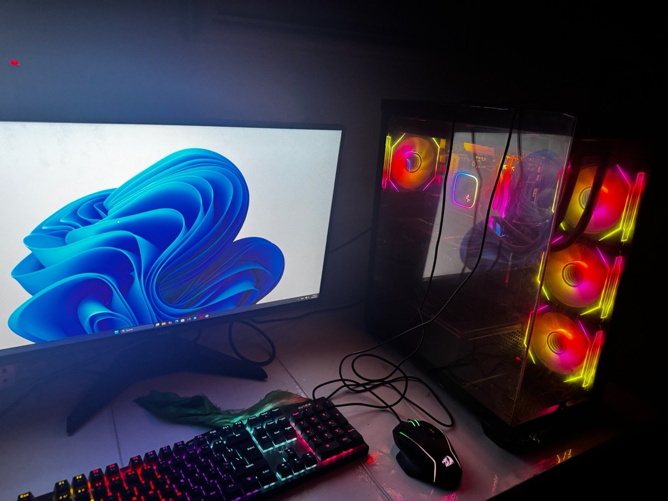 سلام عليكم سيت اب كامل للبيع المواصفات 👇🏼
• Processor - AMD Ryzen™️ 7 
7800X3D Desktop Processors Try
• Motherboard - ASUS PRIME B650-PLUS
• Graphics Card - PNY GeForce RTX™️ 4060 8GB VERTO™️ Dual Fan
• Memory - TEAMGROUP T-Force Delta RGB DDR5 Ram 16GB (2x8GB) 6000MHz - Black
• SSD - LEXAR NM620 3500MB/s 1TB SSD M.2 NVME
• Power Supply - Xigmatek Odin II 750W 80+ Certified White
• Cooling System - DeepCool LE720 360mm - Black Liquid Cooler
• Case - Xigmatek Blast 4GF Mid Tower Case - Black
سماعات هايبر اكس ٣

ليده كيم سير ريسايكل ٢ لبيضه +لقاعدة مالتهة 

لشاشة  
 MAG 275QF MSI 2k 180hz 27inch ips 0.5ms 
كلهن كراتيهن موجوده ويوبس اس اوفلاين 1500 وماوس وكيبورد

السعر 1 مليون و٨٥٠ للتواصل واتس ***********