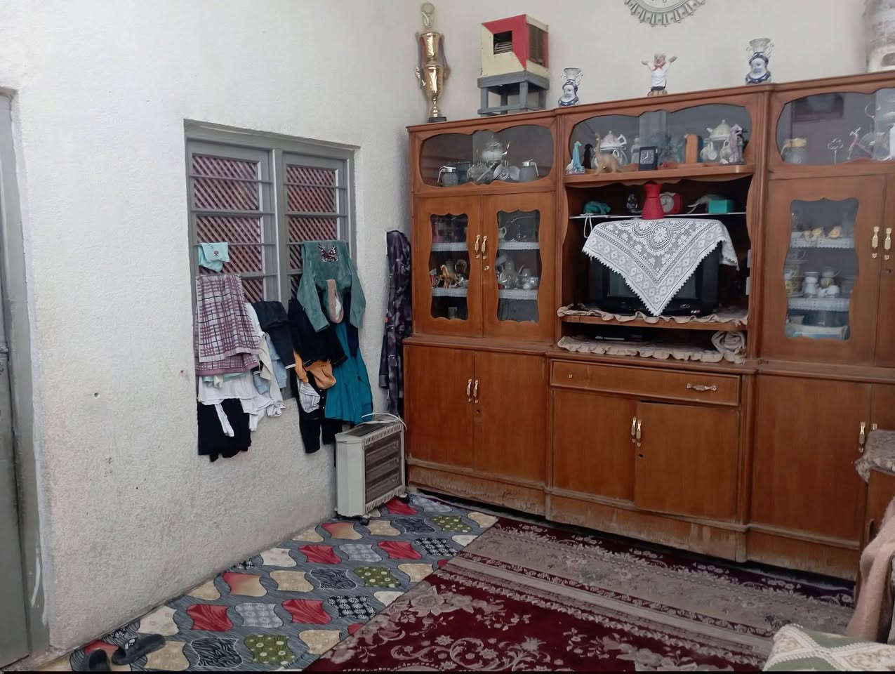 السلام عليكم دار للبيع بالحله قرب جسر الهنود جسر عشتار بالنص عالشارع العام ثالث باب المساحه 135 يحتوي ثلاث غرف وهول واستقبال وغرفه فوق قريب الشط رقم التلفون ***********
