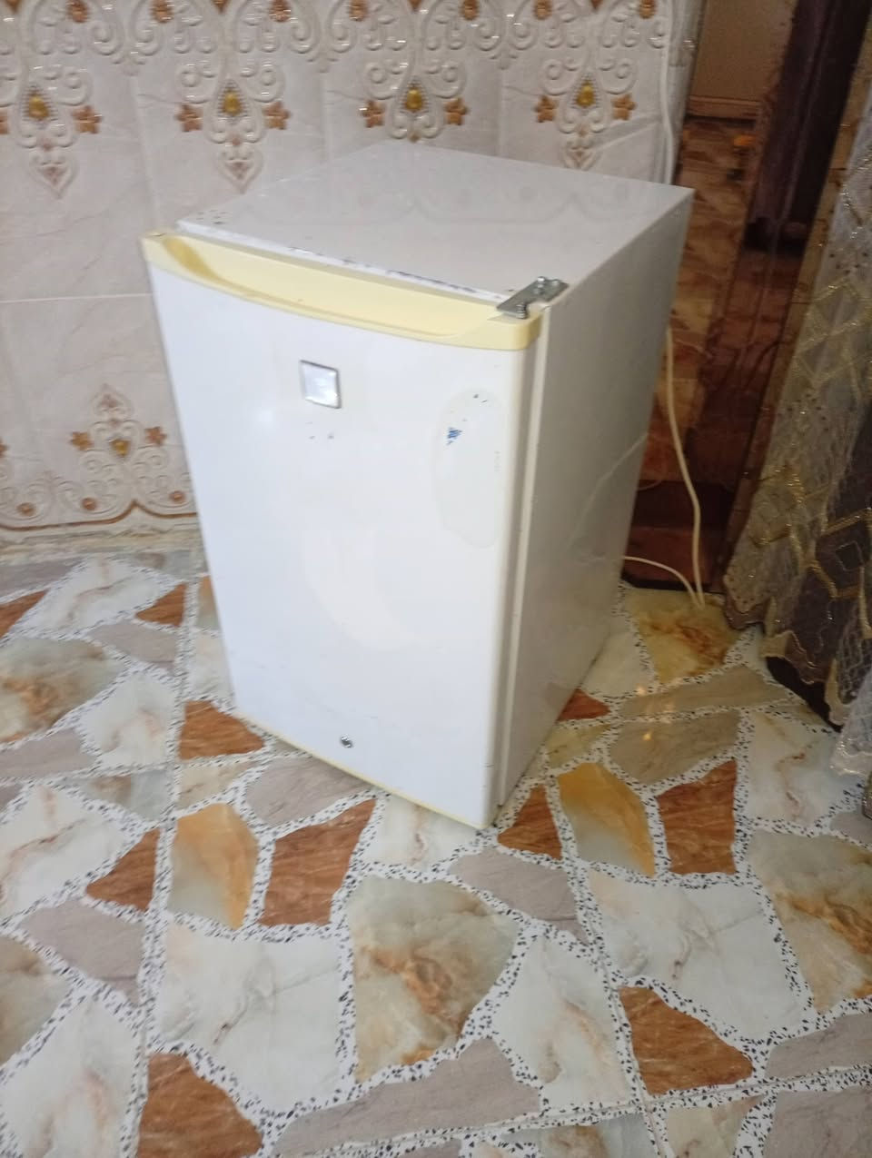للبيع ثلاجه حجم 6 قدم نظيفه بلادي ما واصله مصلح العنوان كركوك حي العروبة الاتصال على الرقم التالي ***********.   السعر 75 وبيها مجال
