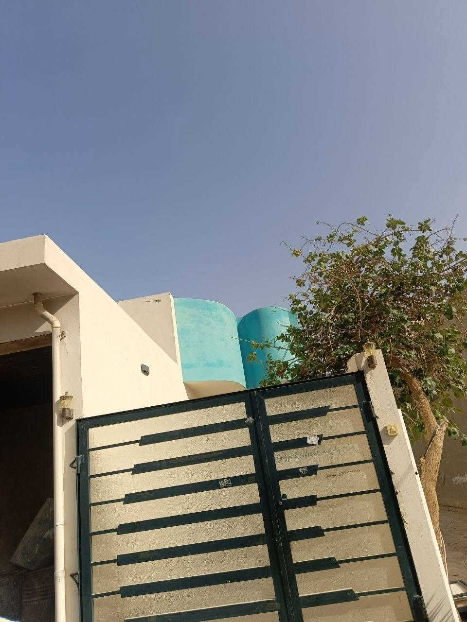 بسم الله الرحمن الرحيم 
السلام عليكم 
بيت للبيع يتكون من اربع غرف وصالتين و استقبال ومطبخ وصحيات تلاثة اثنين بالطابق الارضي واحد بالطابق الثاني وركن على شارعين مساحه 150 متر اضافة الى محل فارغ من ضمن البيت اضافه الى كراج سيارة شغل درجه اولى الطابق الارضي كاشي وسقف ثانوي والطابق الثاني بورسلين ويحتاج تلحيضات بسيطة ومثل ما موضح بالصور العنوان الكوفة منطقة السهيليه الجماعة الثالثة قريب على مستشفى الفرات للاستفسار اكثر الاتصال على الرقم ***********
