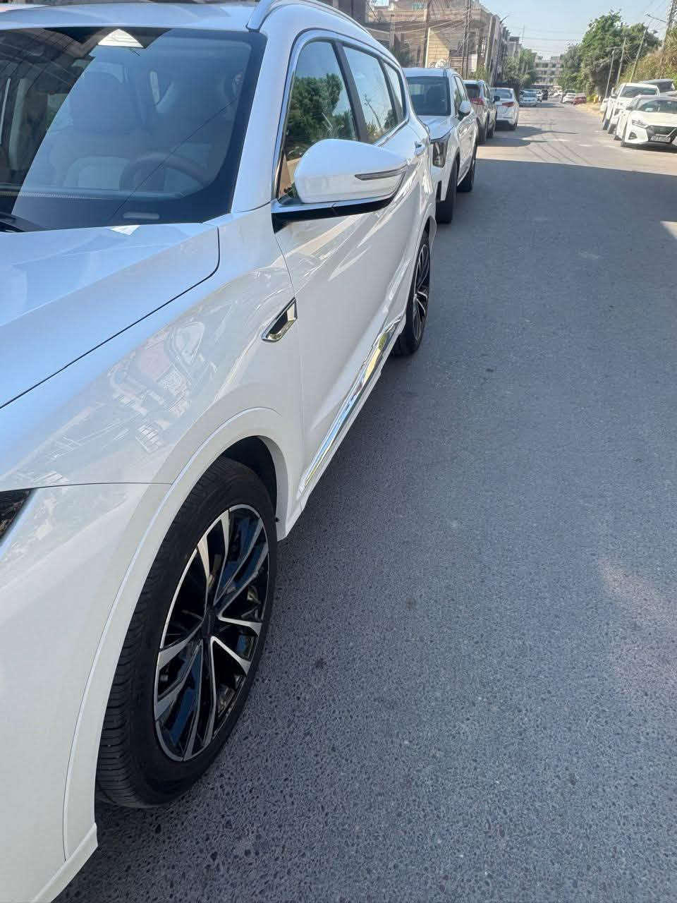 السلام عليكم
جيتور X70 Plus 1.6 Luskury
ماشية 7.000 وقابلة لزيادة 
المواصفات 
المحرك: محرك 1.6 لتر تيربو 4 سلندر حقن مباشر
ناقل الحركة: 7001 أوتوماتيكي / دفع امامي
القوة (حصان): 197
العزم (نيوتن م.): 290
استهلاك الوقود : 8.1 لتر لكل 100 كم
عدد المقاعد : 3 صفوف و 7 ركاب
السلامة والأمان
كاميرات محيطية 540 درجة
رادار تفاعلي
نظام تحذير مغادرة المسار
وسائد هوائية امامية وجانبية عدد 6
                                         ABS نظام المكابح المانعة للانغلاق
                                                      ESC نظام التحكم بالثبات
نظام التحذير من التصادم الأمامي والخلفي
نظام القيادة شبه الذاتية
نظام مراقبة النقطة العمياء.
                         (Autohold نظام الفرامل اليديوية الأوتوماتيكي
نظام الكبح التلقائي في حالة الطوارئ
حساسات اصطفاف أمامية وخلفية
ماسحات الزجاج الامامي مع حساس تلقائي للمطر
نظام التحكم بنزول المنحدرات
نظام مساعد الصعود المرتفعات
المواصفات الداخلية والخارجية
شاشة عرض ترفيهية قياس 10.25 إنش
شاشة عدادات رقمية قياس 10.25 إنش
فتحة سقف بانوراما
نظام ابل كاربلاي والدرويد لولو
شاشة لمس منفصلة للتحكم بالمكيف
مقصورة الركاب من الجلد الفاخر بلونين
مقاعد السائق والراكب مبردة ومحفلة
نظام صوتي من لا سماعات عالية الجودة
مقاعد السائق والراكب كهربائية
اضاءة محيطية داخل السيارة السبعة الأول)
علبات الأبواب الأمامية مضيئة مع إدارة ترحيبية.
صندوق كهربائي
مقعد السائق مزود بذاكرة لحفظ ( وضعيات الجلوس
نظام تنقية الهولي 11/25 مع فلتر 1000
الأضواء الأسامية والخلفية أوتوماتيكية ليد (LED)
نظام التحكم الذكي بالإنارة العالية.
مرايا خارجية قابلة للطي كهربائياً
مسند الذراع الوسطي مع عادة
ويل الالمنيوم قياس 20 إنش
مكيف مع شاشة تحكم منفصلة للصف الثاني
وضعيات قيادة متعددة
📍موقع السيارة بغداد السيدية 
السيارة كفالة عامة مع ضمان الشركة 
السعر التواصل على الرقم ***********
