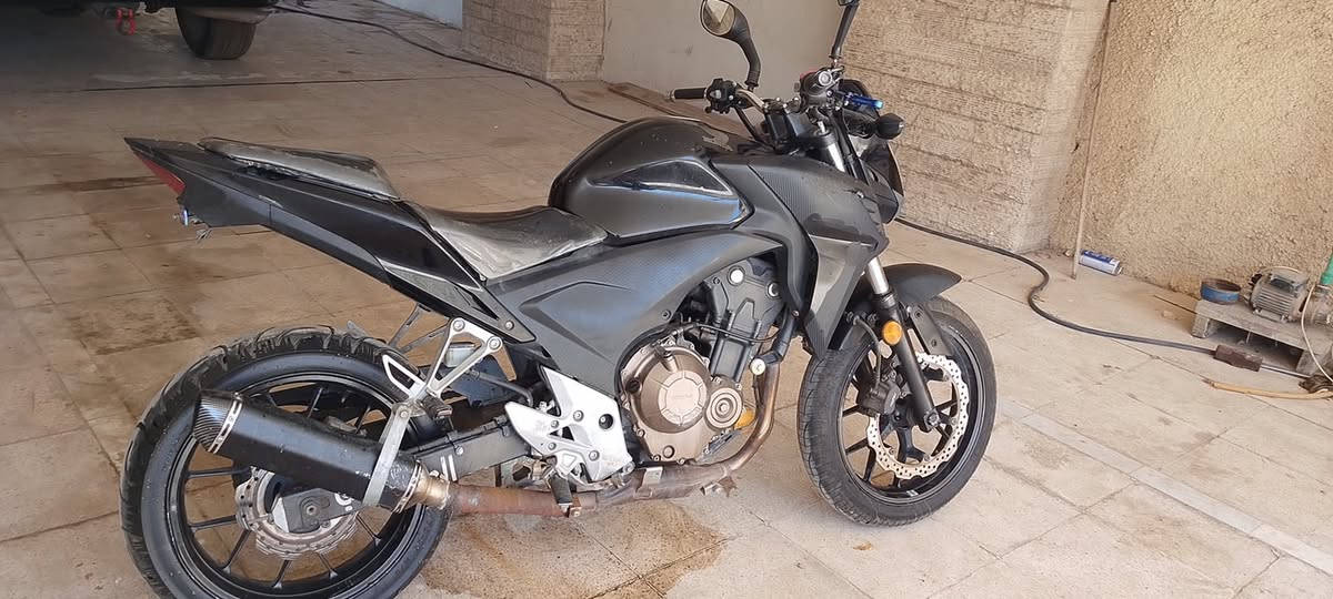 سلام عليكم
للبيع Honda CB500F موديل 2019 وارد أوراقها موجودة والكمرك مدفوع والمكاتبة موجودة من الولد الباعها إلي، الدراجة ABS ومحرك 471cc سلندرين شلعة من الأول للـ6 وكل مشكله بل محرك ولكهربائيات ماكو وما بيها أي مشكلة حسب الفحص، ما صار بيها حادث والشاصي سليم، عليها عادم رياضي وإضافات، الدراجة نظيفة وقابلة للفحص بأي مكان
مكان بغداد صليخ 
السعر 15 ورقة وبيها مجال 
الرقم للستفسار ***********
