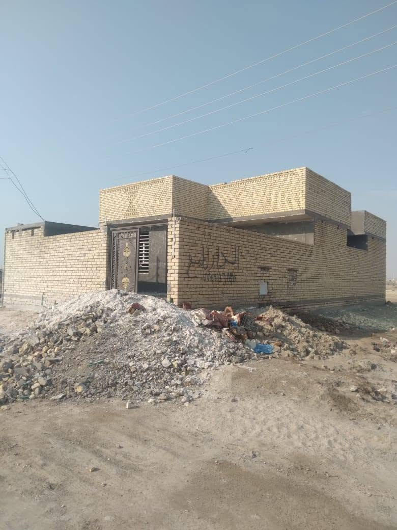 السلام عليكم بيت 200 متر زراعي 
صب كونكريت حي الجوادين مقابل الاسكان  نزلت الملاعب قريب كلش ع شارع
كامل ماي مجاري كهرباء درجة اولى  
غرفتين  وستقبال صاله مطبخ حمامات داخليه خارجيه  البيت ملبوخ جص وسمنت  عوزه شي بسيط  تفاصيل اكثر  وتساب ***********
