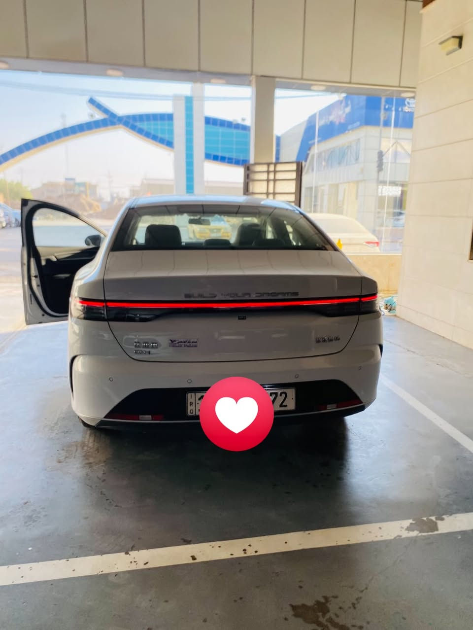 سلام عليكم
BYD Qin Plus DM-i موديل 2025
 الموديل: 2025
 الممشى (العداد): 25,000 كم
 الحالة: ممتازة (بحالة الزيرو / نظيفة جداً)
 اللون الخارجي: أبيض
 اللون الداخلي: فاتح (أوف وايت / بيج)
 
أبرز المواصفات العامة للتصنيف (فئة A):
 نظام المحرك: هجين متطور (Plug-in Hybrid - DM-i) يجمع بين محرك بنزين سعة 1.5 لتر ومحرك كهربائي اقتصادي جداً في استهلاك الوقود.
 المقصورة والتقنيات:
 شاشة عرض وسائط مركزية تعمل باللمس وتدعم التدوير (قابلة للدوران أفقتياً وعمودياً).
 شاشة عدادات رقمية بالكامل.
 عجلة قيادة متعددة الوظائف (تحكم بالصوت والمثبت).
 فرش جلد بلون فاتح مريح وعصري.
 الأمان والراحة:
 مستشعرات (حساسات) وأجهزة استشعار رادار أمامية وخلفية.
 كاميرا رؤية خلفية / محيطية.
 نظام دخول ذكي وتشغيل بصمة.
 إضاءة أمامية وخلفية LED حديثة. 
    الستفسار /***********
