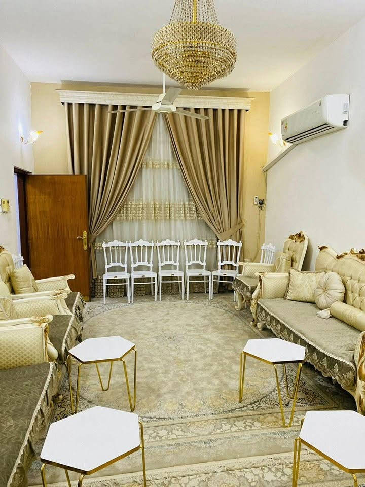 للبيع بيت 200 م حي الزهراء  5 غرف نوم
شارع 6ونص مقابل سياج روضة العبير 
      *********** واتساب
