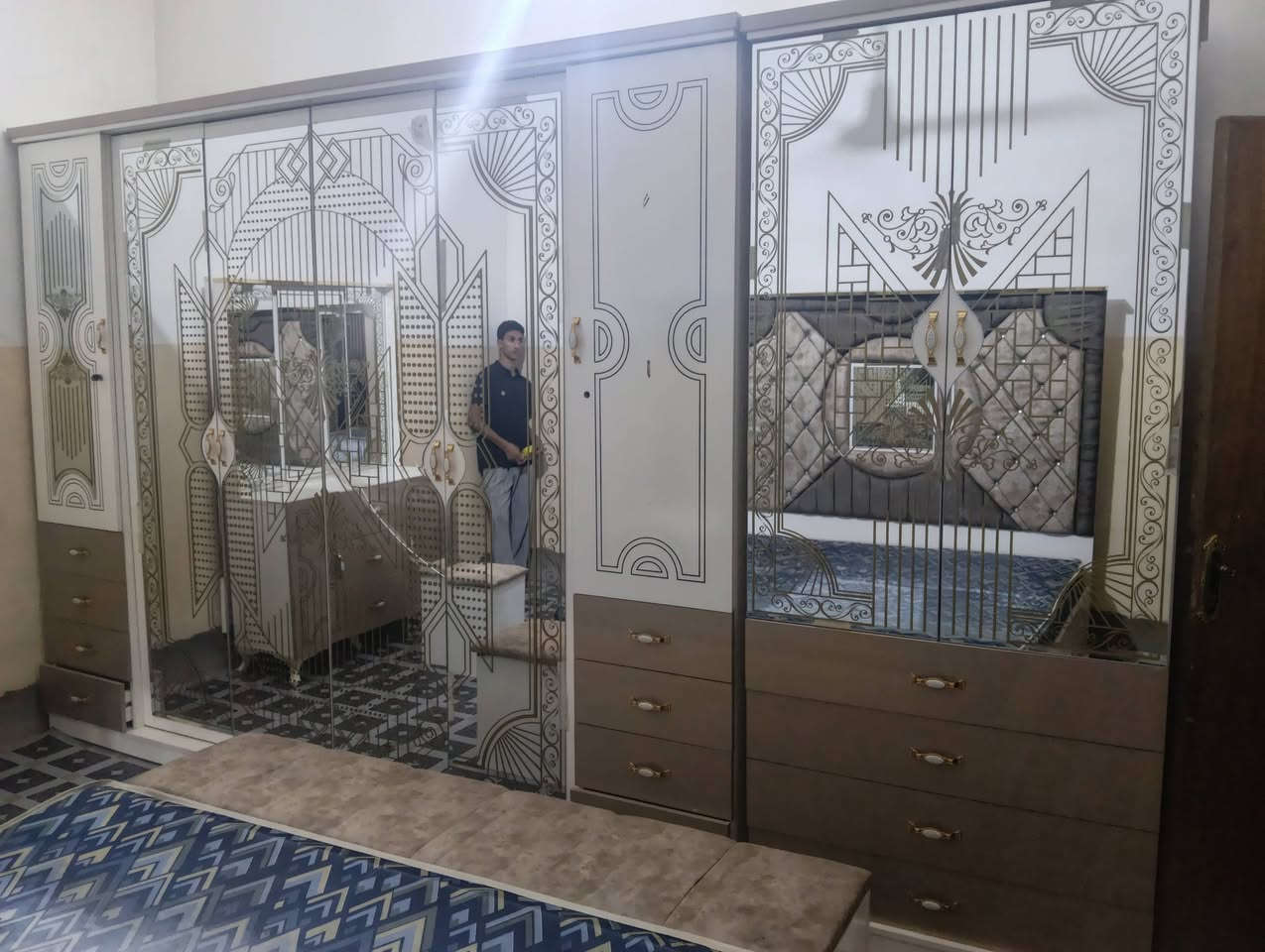 غرفة ترکية ملكية نضيفه كلش وضخمه وبيه كنتور اضافي مال طفل بابين وناره شغاله وبرقي جوي حديد وجام ليزري وصبغ حراري اصلي السعر 600وبيه مجال بسيط اتصال علا الرقم//***********//***********// مكان فلوجه
