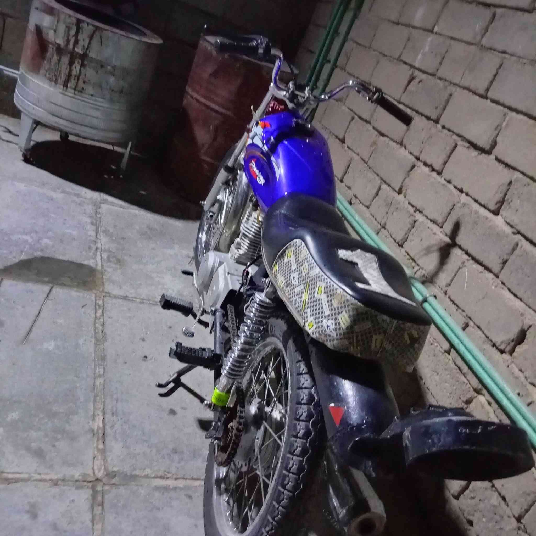 سلام عليكم دراجه للبيع مديل ٢٣ أوراق سكنر مكينه مفتوحه بس ولفات دراجه خير من الله ***********  سعره 500 وبيه مجال
