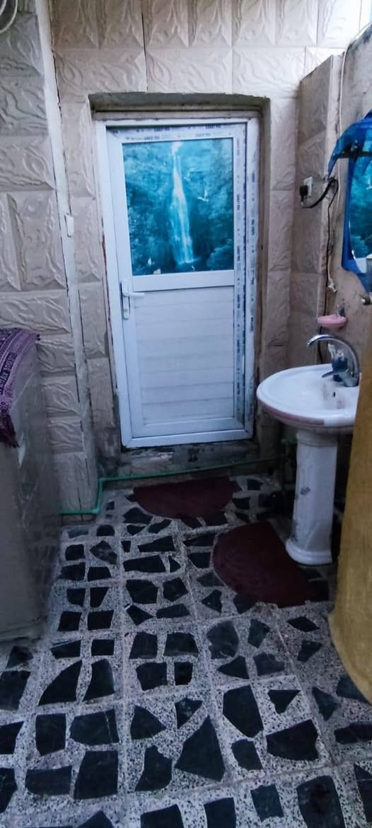بيت للبيع ١٠٠ متر ٥×٢٠ حي الوفاء منطقة ٣٧ شارع ١٥ منطقه هادئه وتخبل وكافة الخدمات مفتوح على خدمي شارع الصب 
يحتوي على طابق ونص 
الطابق الاول مطبخ واستقبال وصاله وغرفة نوم وحمام 
الطابق الثاني غرفه وصاله وسطح ومطبخ وحمام وتواليت البيت شيلمان نظيف ويصلح للسكن سعره ١١٨ وبي مجال قليل واني صاحب الدار مباشر ***********

