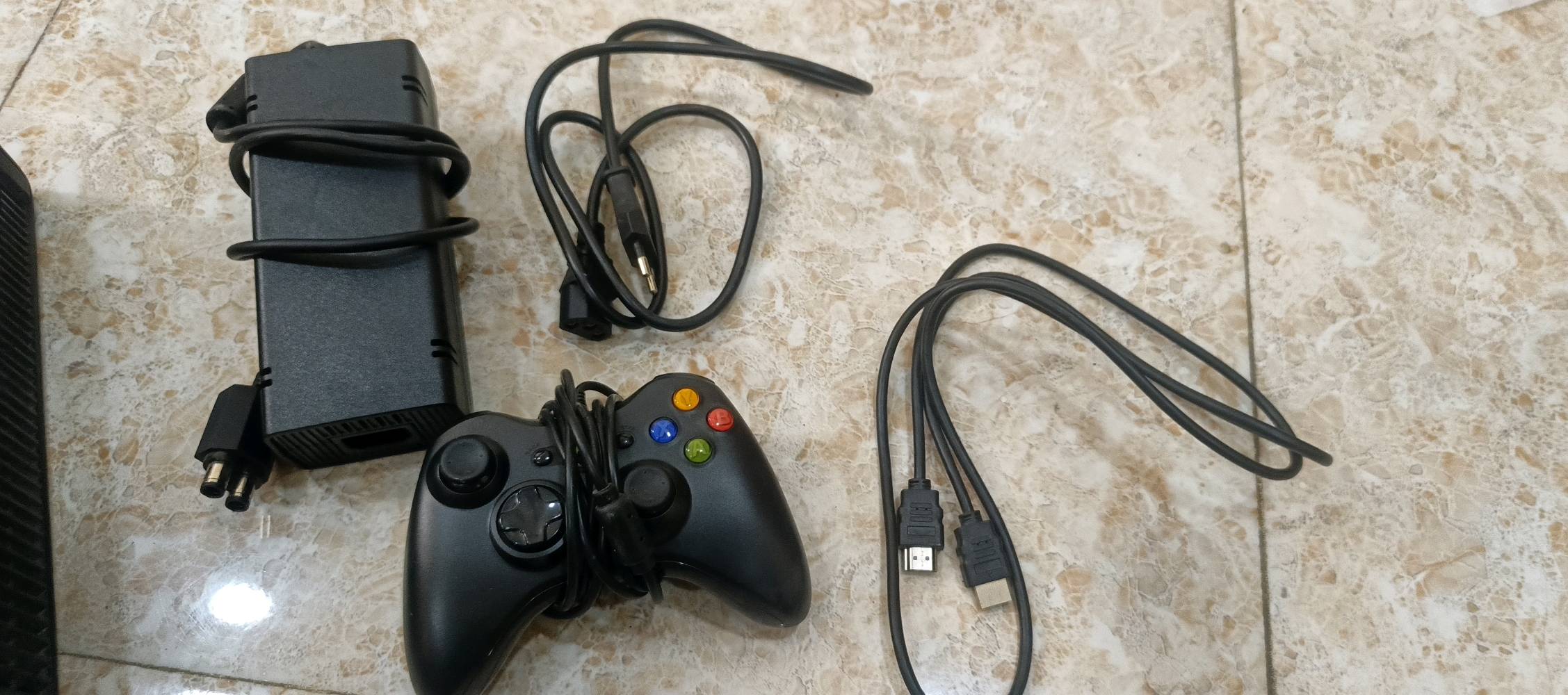 السلام عليكم اكس بوكس 360 سلم مستخدم ونظيف الكفر الخارجي مفتوح للتنظيف فقط يشهد الله ورسولة ونظامة اورورا احدث شيو ذاكرة  250G بي 117 لعبة كول اوف ديوتي جميع اجزائها و GTA5 و بيس 13 وفيفا و wwe17 ورزدنت ايفل 4.... الخ السعر 100 قفل والقرآن الكريم محتاج فلوس اريد اشتري لعبة GTA 6 للبلي 5 الصور موضح كلشي بيهن مكاني بغداد شارع حيفا أو منطقة العلاوي رقمي ***********
ممكن تذكرلي شنو الموديل بالضبط من الإكس بوكس 360؟ يعني سليم/إيليت/أسلات أو شنو؟: 
سلم
اليد اللي مرفقة شغالة زين؟ وهل هي أصلية لو بديلة، وبيها بطاريات/شاحن لو لا؟: 
الجوستك بالباكيت اخذتها والقران الكريم واير سلكي
عده سلك HDMI أو سلك AV ويا الجهاز؟ وشنو الأشياء اللي راح يستلمها المشتري بالضبط ويا البيع؟: 
محولة مالتة الاصلية وكيبل HDMI والجوستك عدد 1
هل الجهاز مجرّب وشغال 100% بدون مشاكل؟ يعني ما بيه حرارة زايدة، صوت عالي، أو تعليق؟: 
احدث نظام اورورا Aurora  ماكو اي حماوة فقط مفتوح الكفر للتنظيف فقط والله العظيم
التوصيل متوفر ببغداد لو بس استلام مباشر من شارع حيفا/العلاوي؟ وهل السعر نهائي لو بيه مجال بسيط؟: 
التوصيل فقط شارع حيفا و العلاوي السعر قفل 100 لان اريد اشتري GTA 6 للبلي 5 مثل ما موضح بالصور