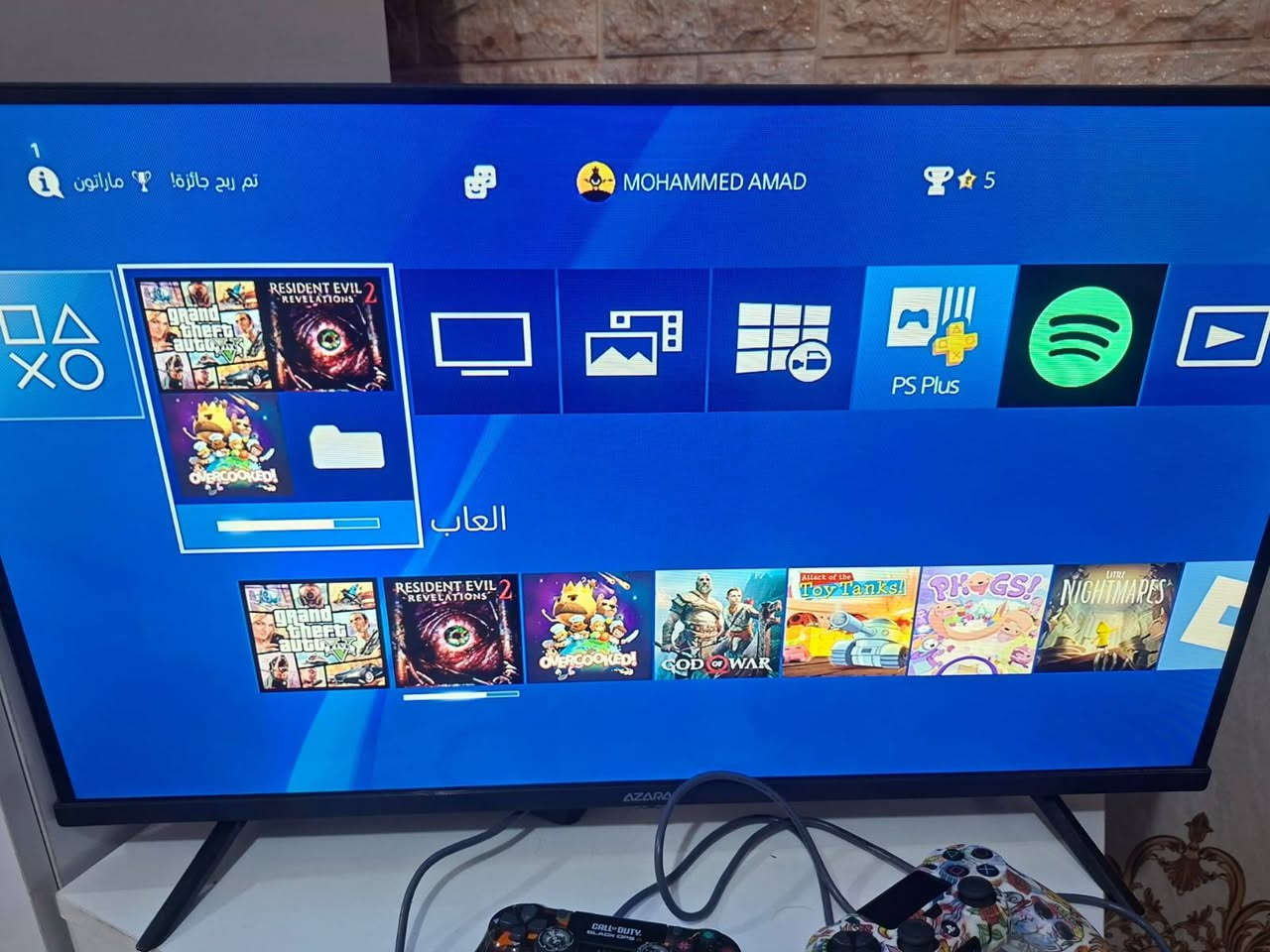للبيع: بلاي ستيشن 4 سليم (PS4 Slim) بحالة ممتازة - كربلاء
​جهاز بلاي ستيشن 4 سليم (لون أسود، سعة 500 جيجا) للبيع. الجهاز بحالة ممتازة، نظيف جداً، لم يسبق فتحه أو صيانته (الختم الأصلي موجود كما في الصورة).
​المميزات والإضافات:
​يدتين تحكم: يد أصلية مع الجهاز، ويد تحكم احترافية بتصميم خاص "بلاك اوبس" (كما هو موضح في الصور).
​ألعاب رائعة: محمل عليه مجموعة من أشهر الألعاب الرقمية المميزة (الغير متوفرة للتحميل المجاني على النت)، بما في ذلك:
​God of War 4
​Grand Theft Auto V (GTA V) - Premium Edition
​Resident Evil Revelations 2
​Little Nightmares
Roblox 
​وغيرها الكثير من الألعاب المثبتة على الجهاز.
​شاحن وجميع الملحقات: يأتي مع كافة أسلاكه، بالإضافة إلى شاحن يد التحكم السريع (Dock) في علبته .
​كرتون الجهاز: متوفر وبحالة جيدة جداً.
​السعر: 300,000 دينار عراقي (ثلاثمائة ألف دينار). السعر قابل للتفاوض البسيط للجادين.
​المكان: كربلاء - الحسينية - العطيشي.
​طريقة التواصل:
للراغبين بالشراء، يرجى التواصل حصراً عبر واتساب على الرقم التالي أو الاتصال مباشرة:
📞 ***********
