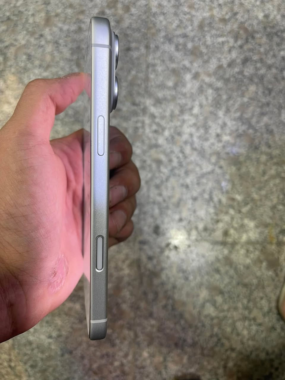 سلام عليكم للبيع ١٧ برو ماكس ابيض ذاكره ٥١٢ 
بطاريه ١٠٠ عدد الدورات  ٦٩ 
الجهاز نضيف كلش 
السعر مليون و٨٥٠ الف وبي مجال 
مكاني بغداد الامين 
للاستفسار لاتصال ***********
