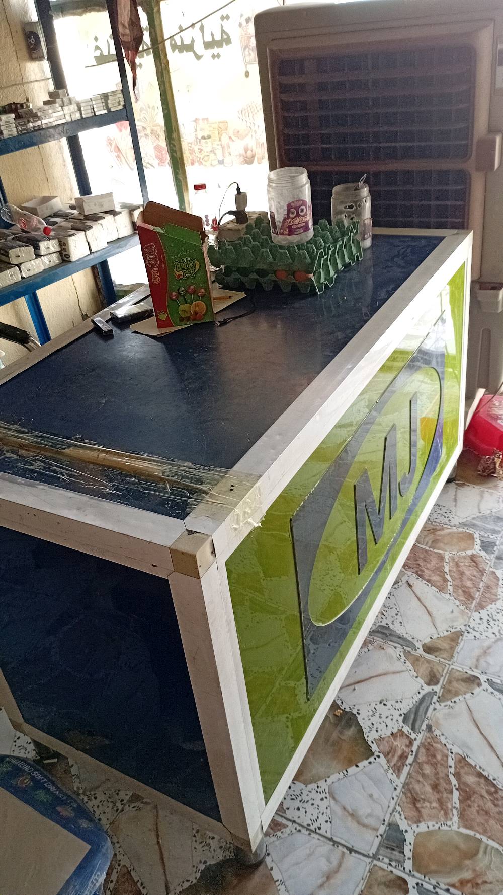 اسواق لبيع ب3ملاين وربع 
عارضات 3
2 عاموديات وحده افقيه  
مبرده 
ميز 
رفوف دكسنات 3 مترين في مترين
مع مواد قليله 
مع ميزن اكتروني40كيلو
سله جبس كبيره 
عنوان جسر ديالى
