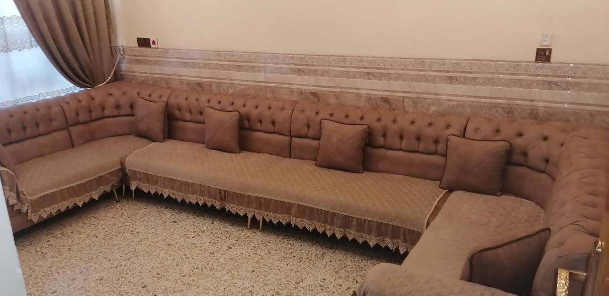 تخم ديوان نضافة 100 %  استعمال جدا قليل(غرفة خطار) 6 قطع
بردات 4 قطع يرهمن سجة + بوري (مشتريهن ب 100)
طبلات ثلاثية  (مشتريهن ب 75)
وجوه التخم قماش ووتر بروف (مشتريهن ب 65)
وجوه الطبلات (مشتريهن ب 12)

التخم شغل درجة اولى معمل محمد النجار في الشعب (كتبو اسمه وشوفو شغله)
تفصال خاص قبل سنة تقريبا كلفني 1،450،000
نوع الاسفنج اكسترا 
نوع القماش ووتر بروف تركي
طول التخم 4.25 م
العرض 2 م

مطلوب سعر (مليون دينار) لكل الغراض المذكورة اعلاه 
الغراض بدون ضرر واستعمالهن جدا قليل 

مكاني بغداد / الثعالبة / قرب مدرسة الازل 
***********  احمد

