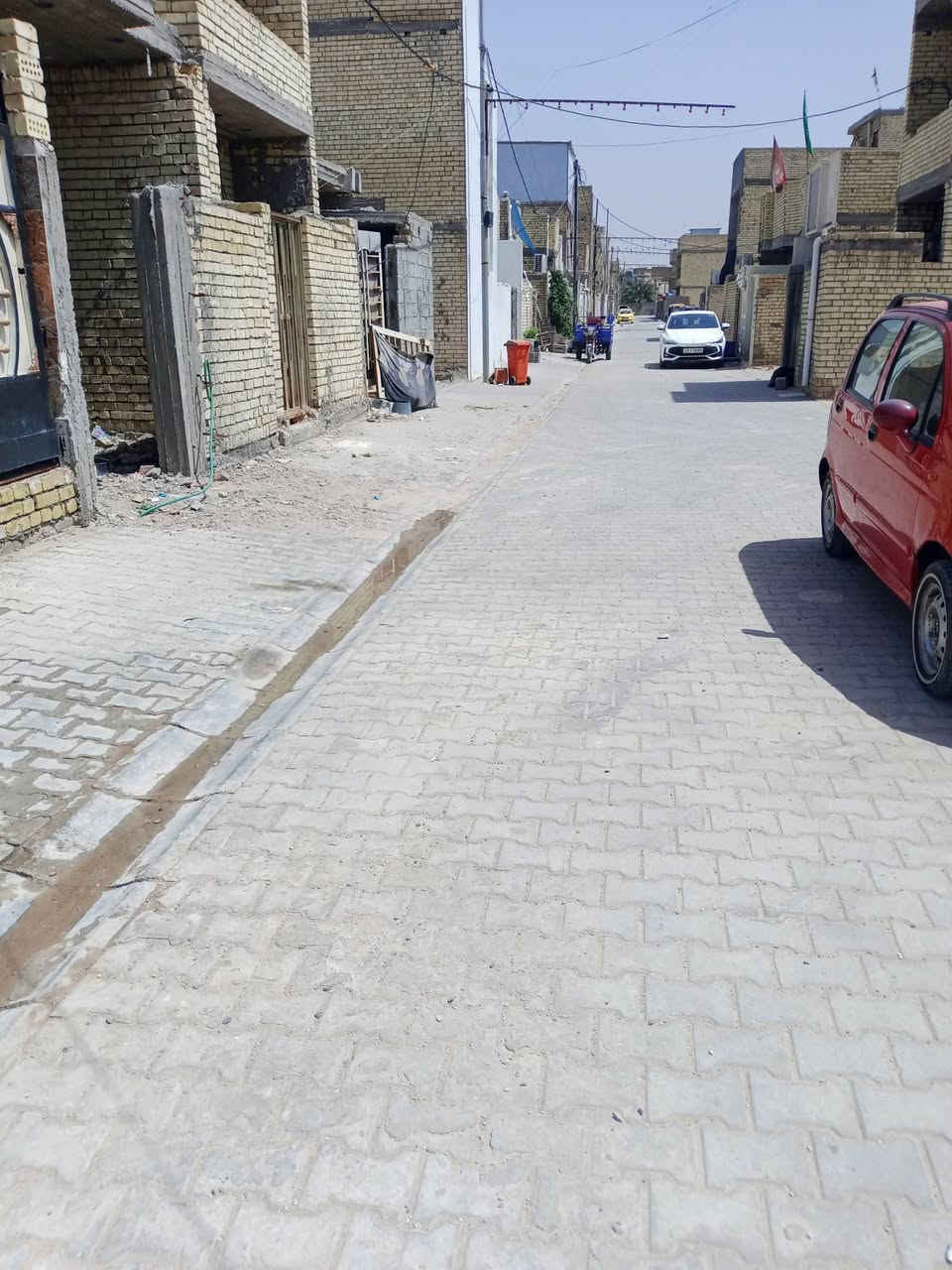 من رخصة المسؤول المحترم مساحة 200 متر مبني عليها بيتين كل بيت 100 متر واجهة 5 ونزال 20 لكل بيت حوش استقبال صاله مطبخ حار حمام داخلي وخارجي غرفة نوم بيتونة مع مخزن سطحين لكل دار نقص بياض وسيراميك وكاشي فقط عرض الفرع 8 متر كامل خدمات ماء مجاري كهرباء مقرنص تبليط قرب البزل طابو زراعي سند 25 منطقة الشعب الغرير موبايل *********** خاص او واتساب السعر مناسب
