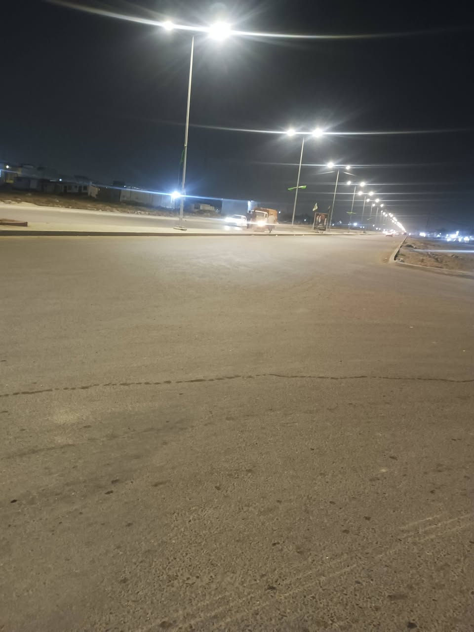 السلام عليكم
بيت 200م للبيع بمنطقة الشعلة حي النور كامل الخدمات ماء مجاري تبليط ومقرنص والبيت يبعد عن شارع العام الخمسة كيلو ٥٠م يتكون من استقبال 8/5 وغرفتين نوم 4/5 ومطبخ حار بارد 4/4 وصالة 7/4 وحمامات عدد 2 ومناور عدد 2 
سنة البناء 2023 وجميع الغرف نظام سبالت 
الاتصال ***********
